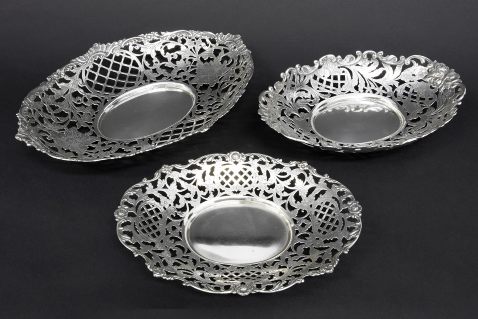 three oval Dutch baskets in marked silver || Lot van drie ovale Nederlandse korfjes in "2°