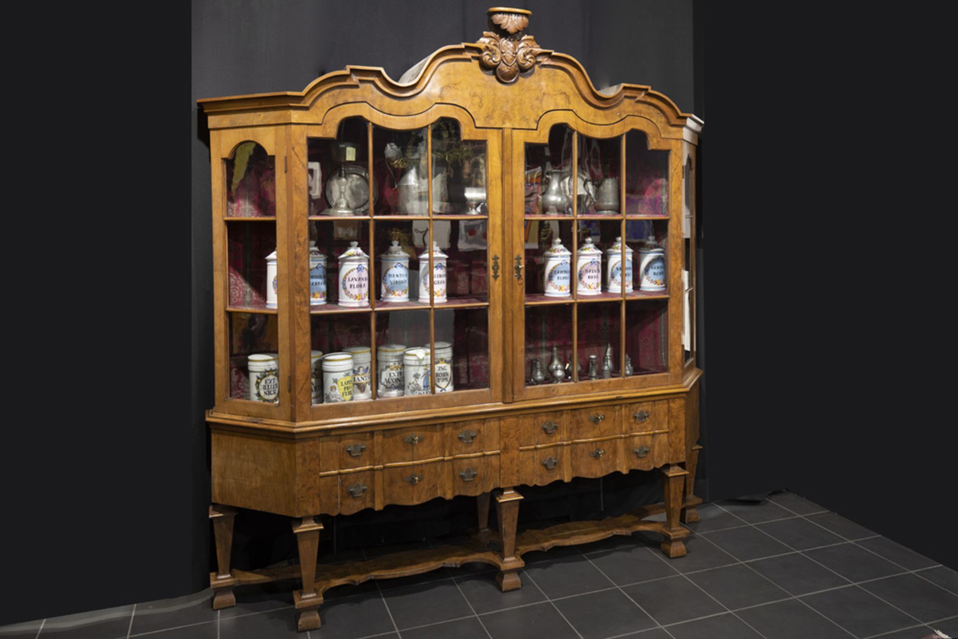 antique Dutch displaycabinet in burr of walnut wood || Antiek Nederlandse kruispootkabinet in - Bild 2 aus 2