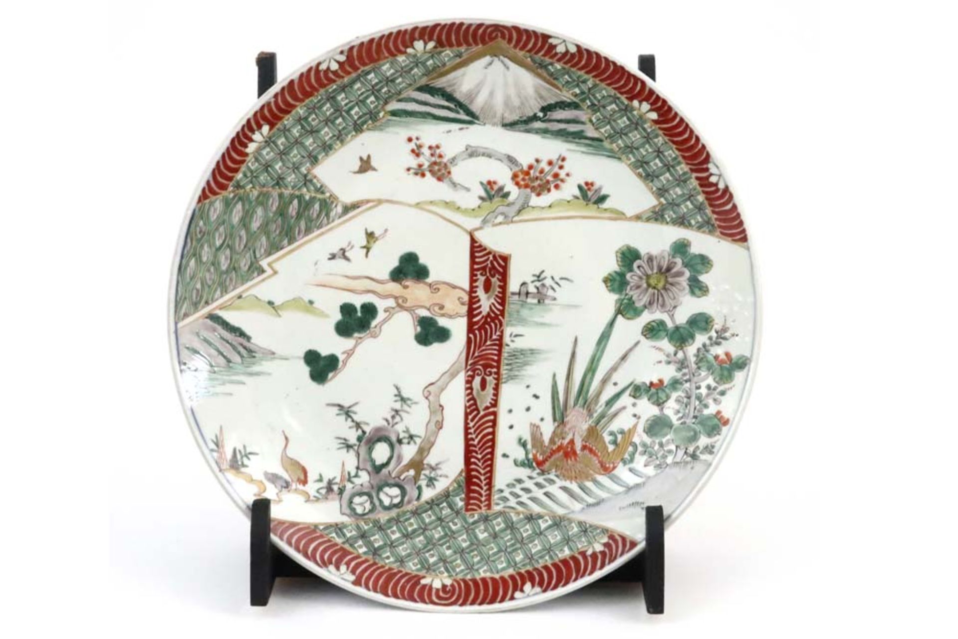 three quite big antique JApanese dishes in porcelain, two with Imari decor || Lot van drie vrij - Bild 7 aus 8