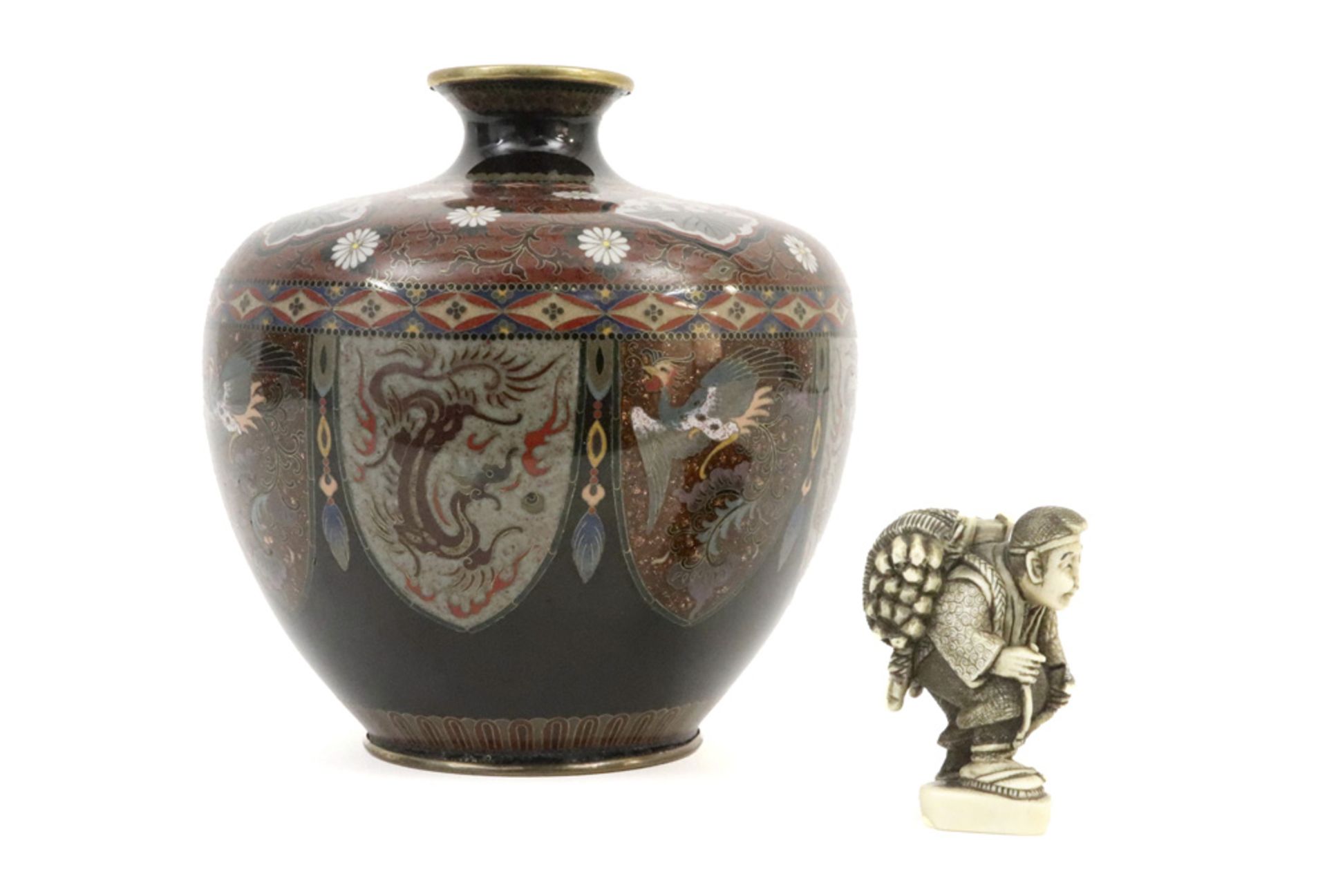 small antique Japanese marked cloisonné vase and a Japanese marked ivory netsuke || Lot van een