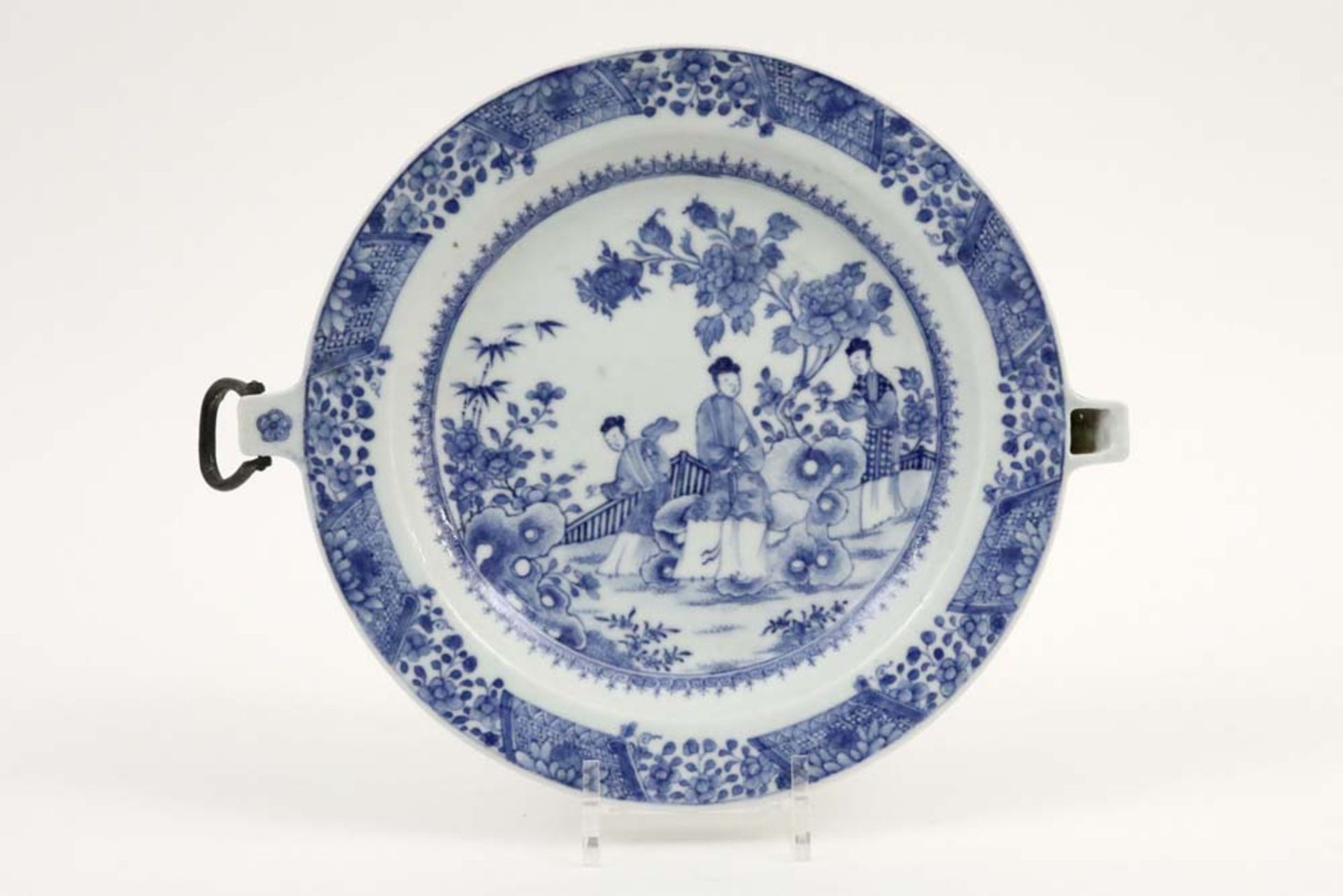 18th Cent. Chinese hot water dish in porcelain with a blue-white decor with figures in a garden ||