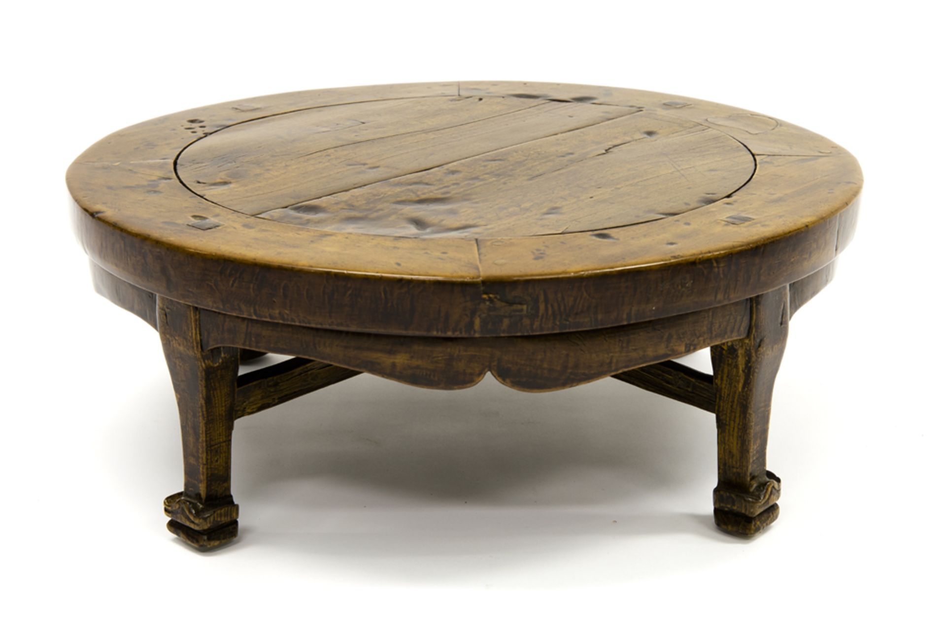 antique Chinese occasional table with a round top in fruitwood || Antieke Chinese bijzettafel met