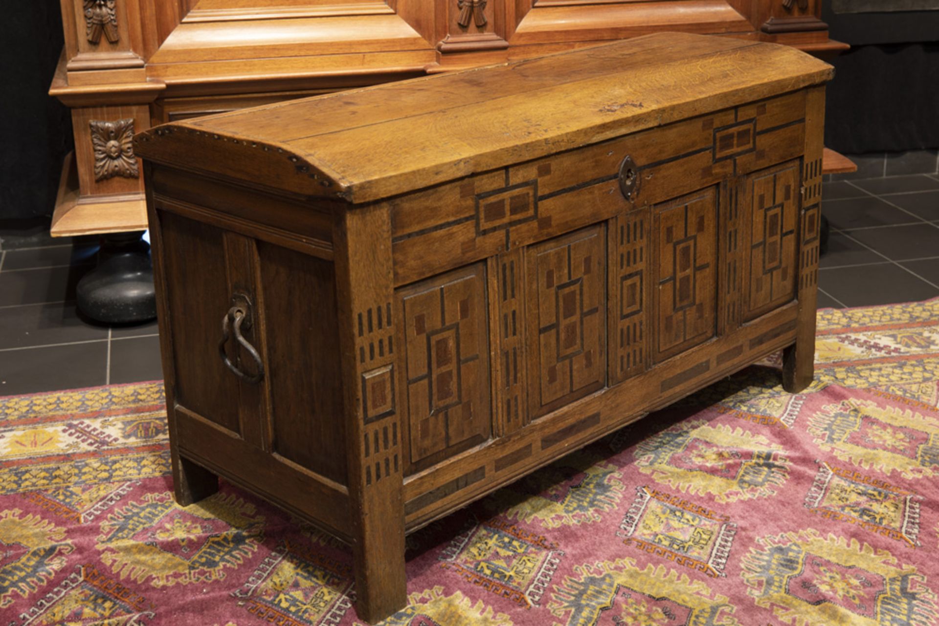 18th Cent. Dutch chest in oak with inlay || Achttiende eeuwse Zeeuwse koffer in blonde eik met front