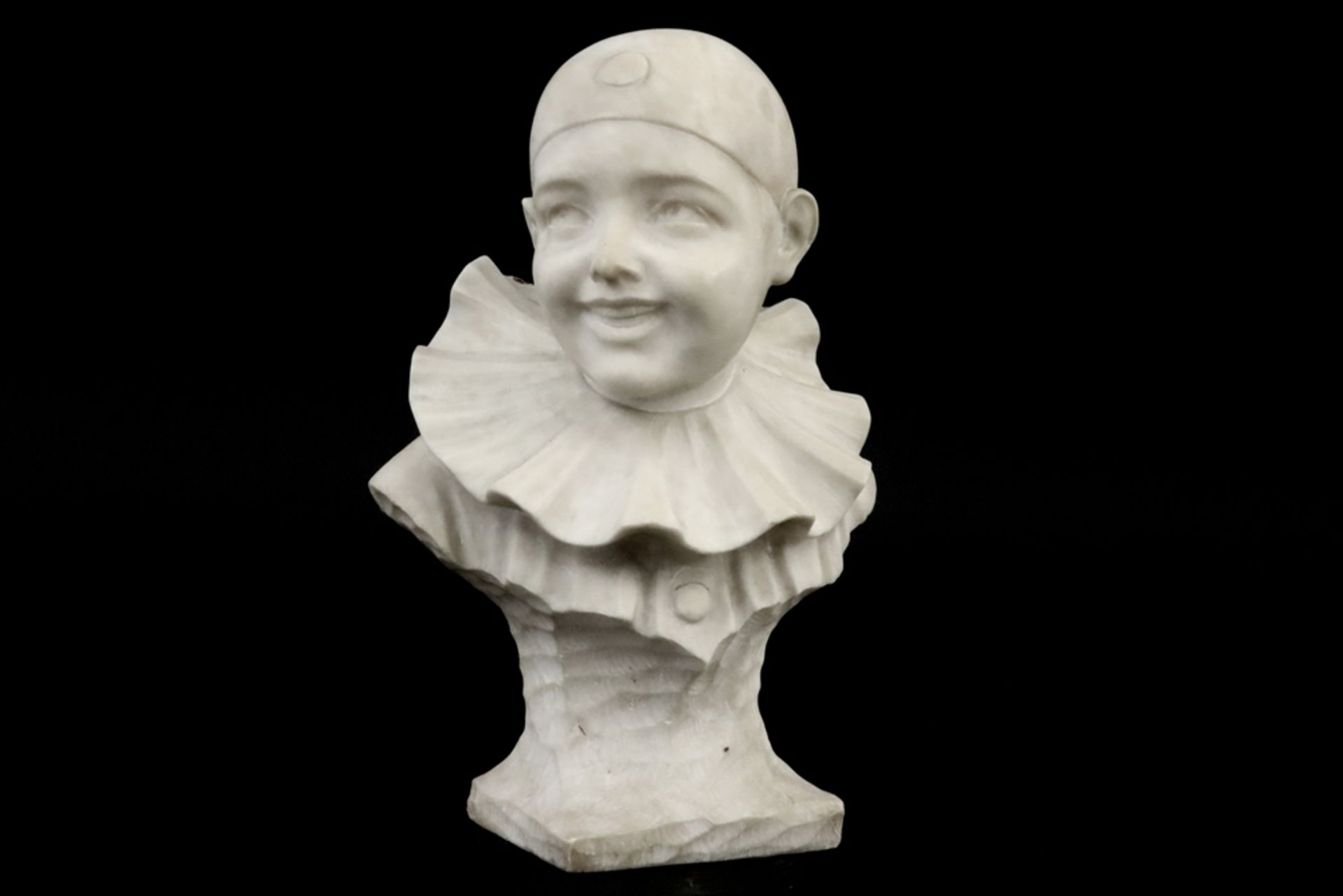 early 20th Cent. Italian sculpture in alabaster - signed Guerrieri || GUERRIERI kleine sculptuur