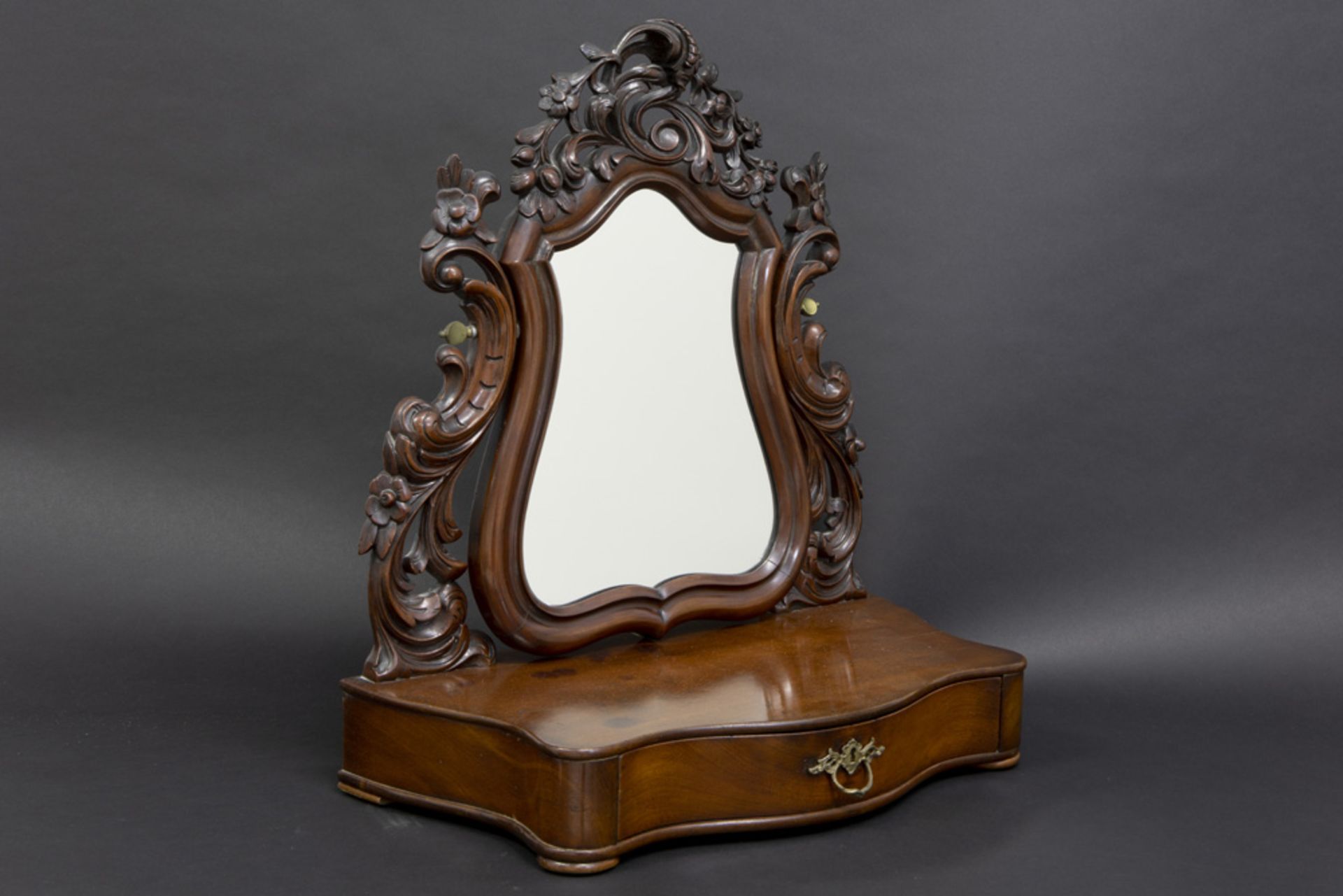 19th Cent. English mahogany powder mirror with Louis XV style carvings || Negentiende eeuwse Engelse