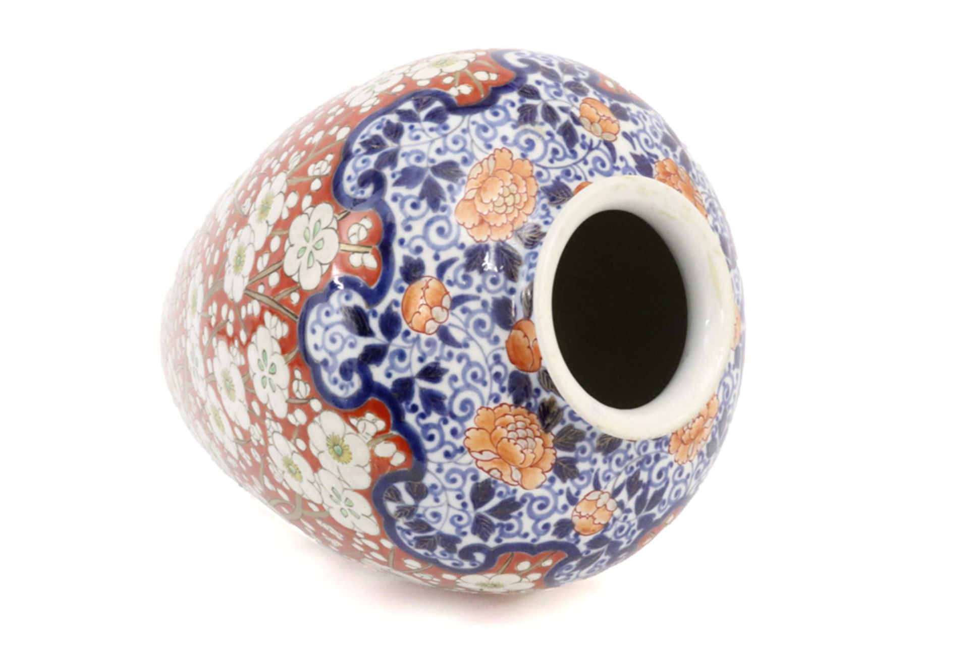 antique Japanese vase in porcelain with an Imari decor || Antieke Japanse vaas in porselein met - Image 2 of 3