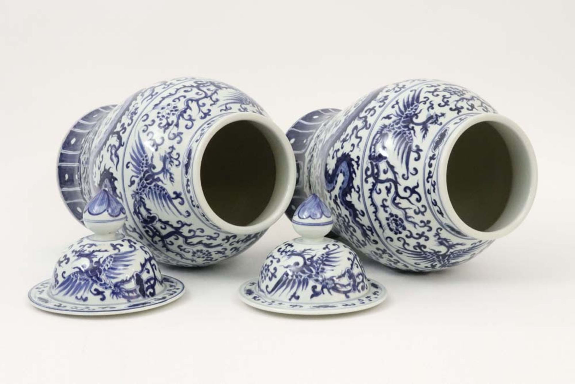 pair of Chinese lidded vases in porcelain with a blue-white decor || Paar 20ste eeuwse Chinese - Bild 4 aus 5