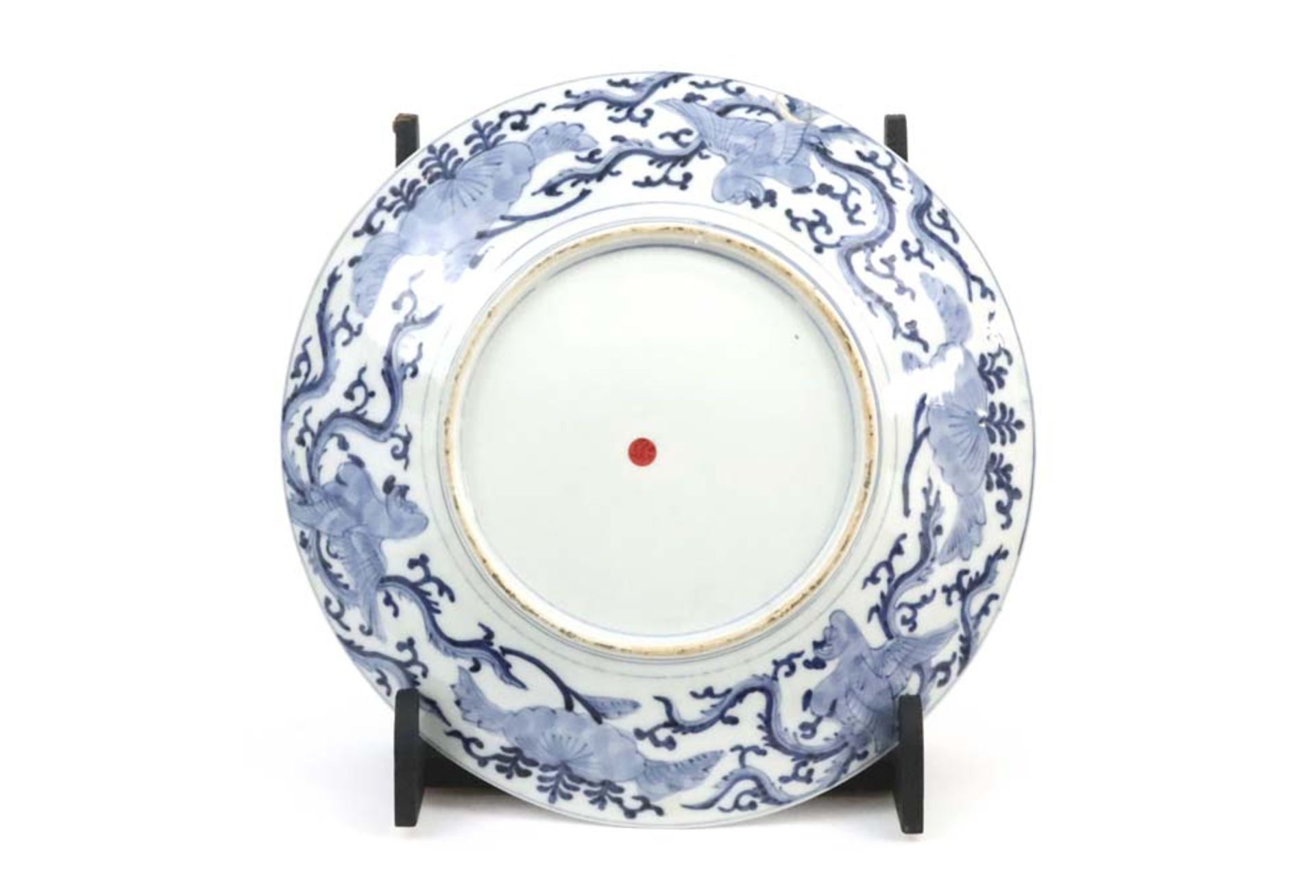 three quite big antique JApanese dishes in porcelain, two with Imari decor || Lot van drie vrij - Bild 8 aus 8