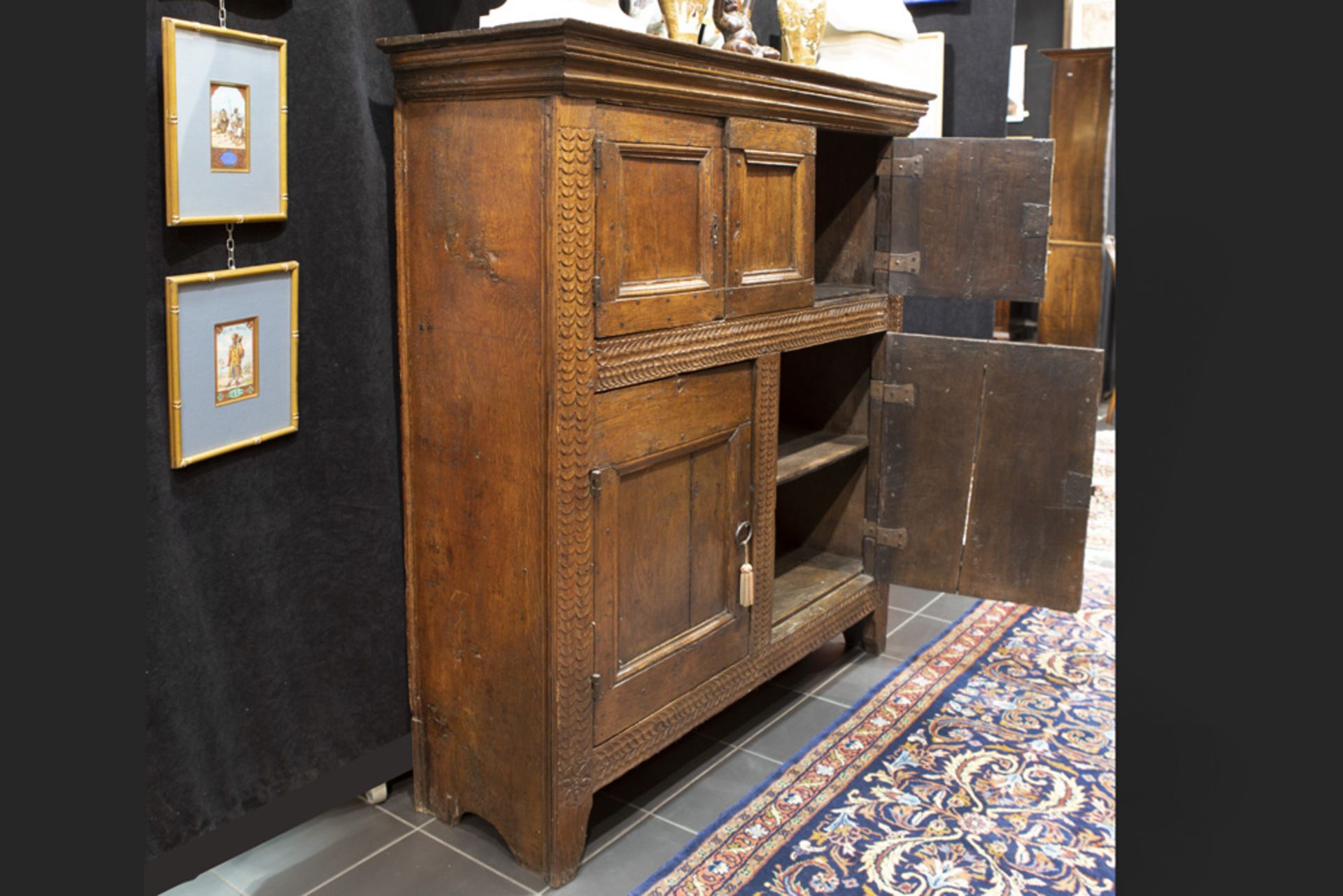 early 17th Cent. Renaissance stylefour doors cupboard in oak with a nice patina || Vroeg zeventiende - Image 2 of 2