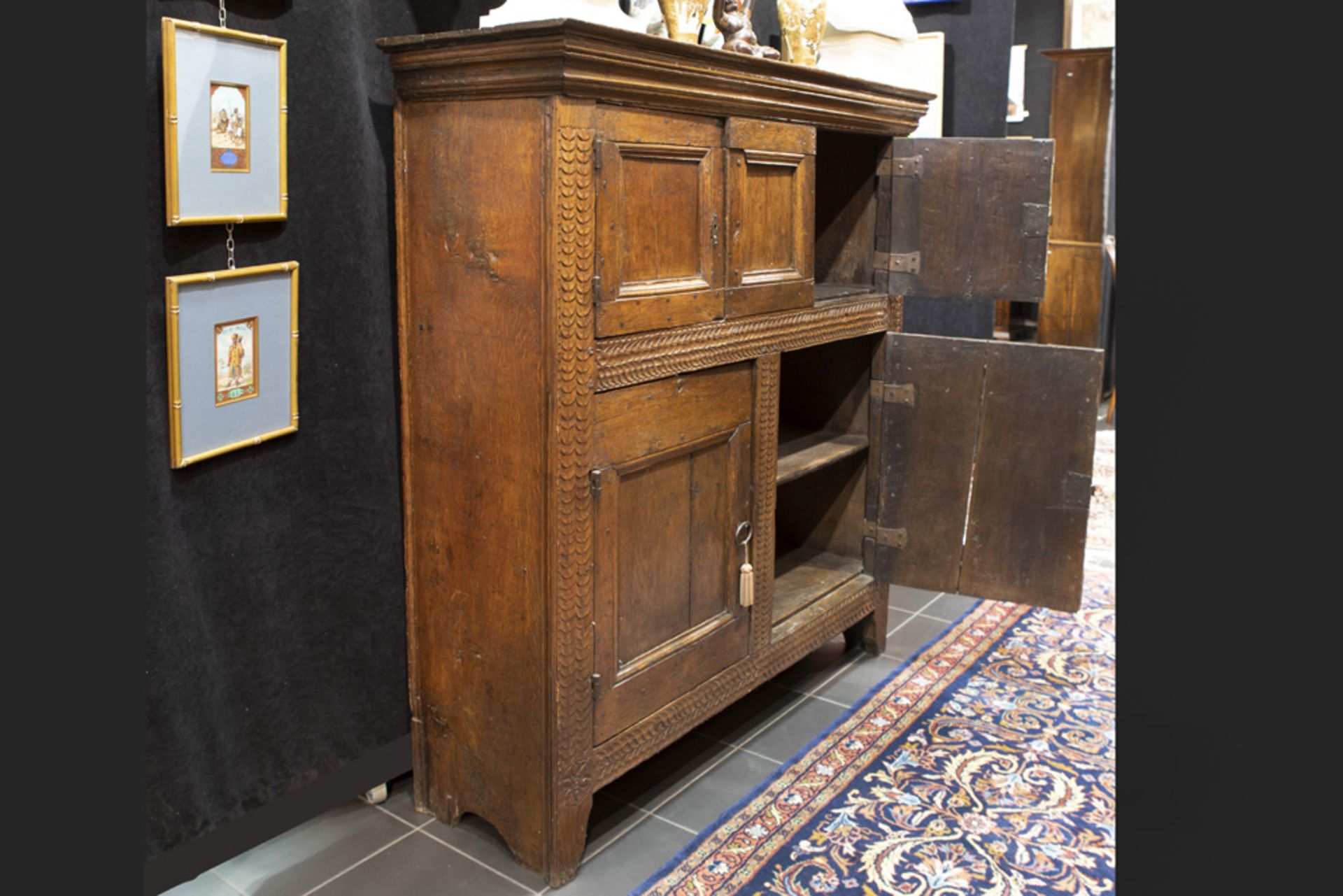 early 17th Cent. Renaissance stylefour doors cupboard in oak with a nice patina || Vroeg zeventiende - Bild 2 aus 2