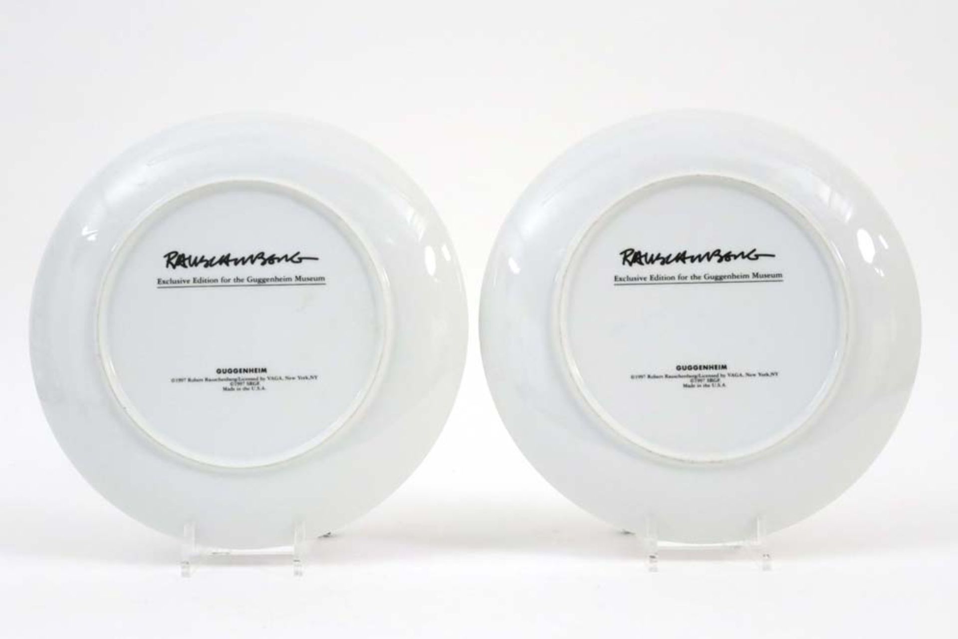 pair of exclusive "SRGF" edition plates, exclusive for the Guggenheim Museum in porcelain with - Bild 2 aus 3