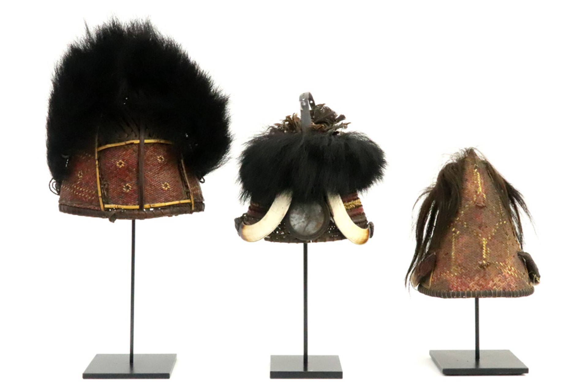 three oriental tribal hats each with tress work and with hair, feathers and/or pig's teeth || Lot - Bild 3 aus 3