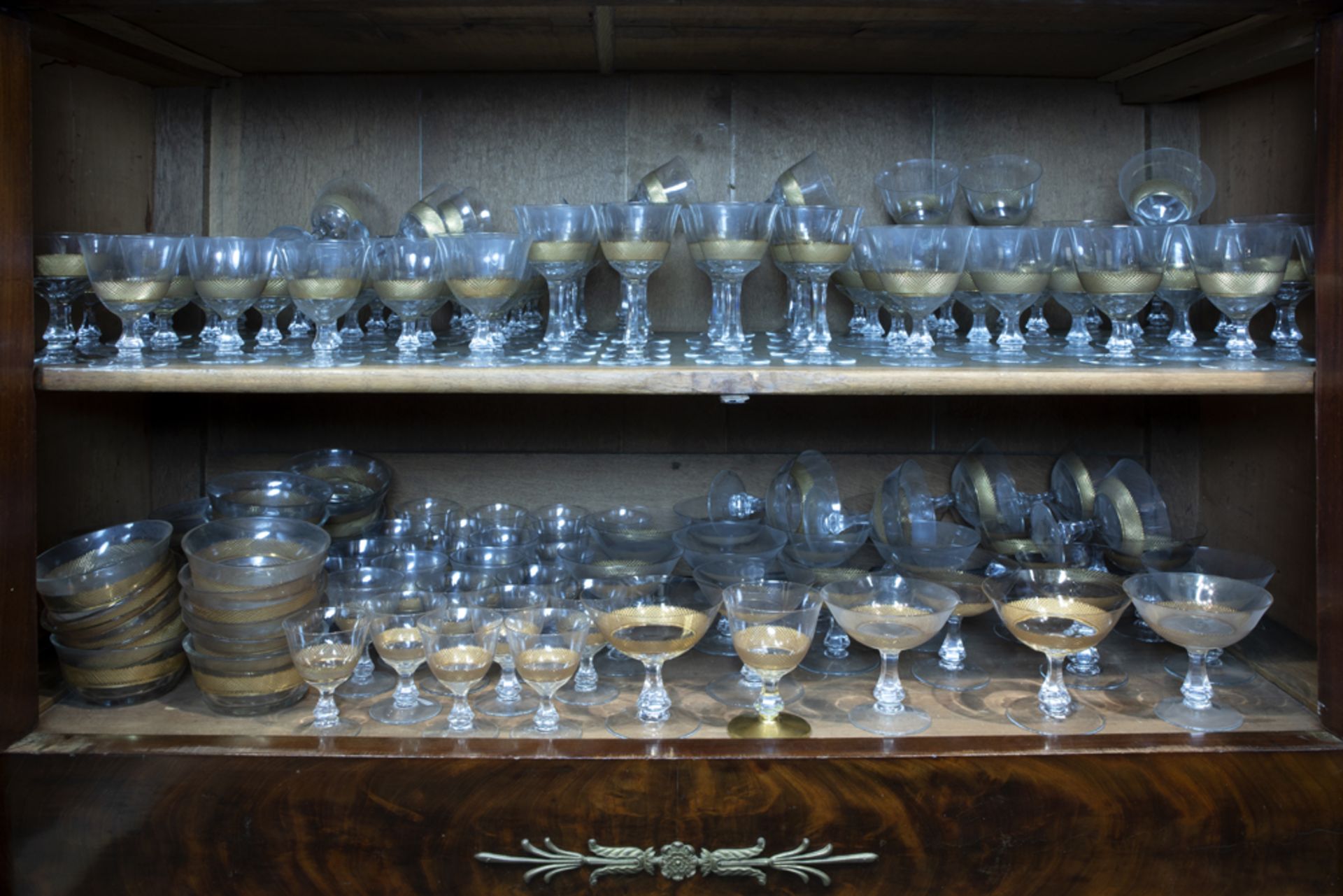 set (155 pieces) of glasses and fingerbowls in crystal with a gilded band || Uitgebreid - Bild 4 aus 4