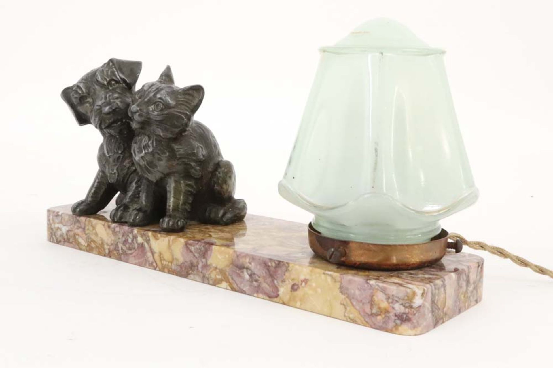 forties' lamp with a sculpture of a cat and dog near a lantern on a marble base || Forties' lamp met - Image 3 of 4