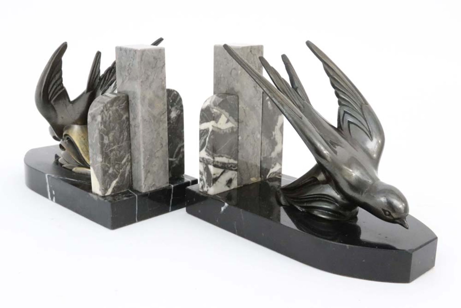 pair of Art Deco book-ends in marble, each with a stylised "swallow" sculpture || Paar Art Deco - Bild 3 aus 4