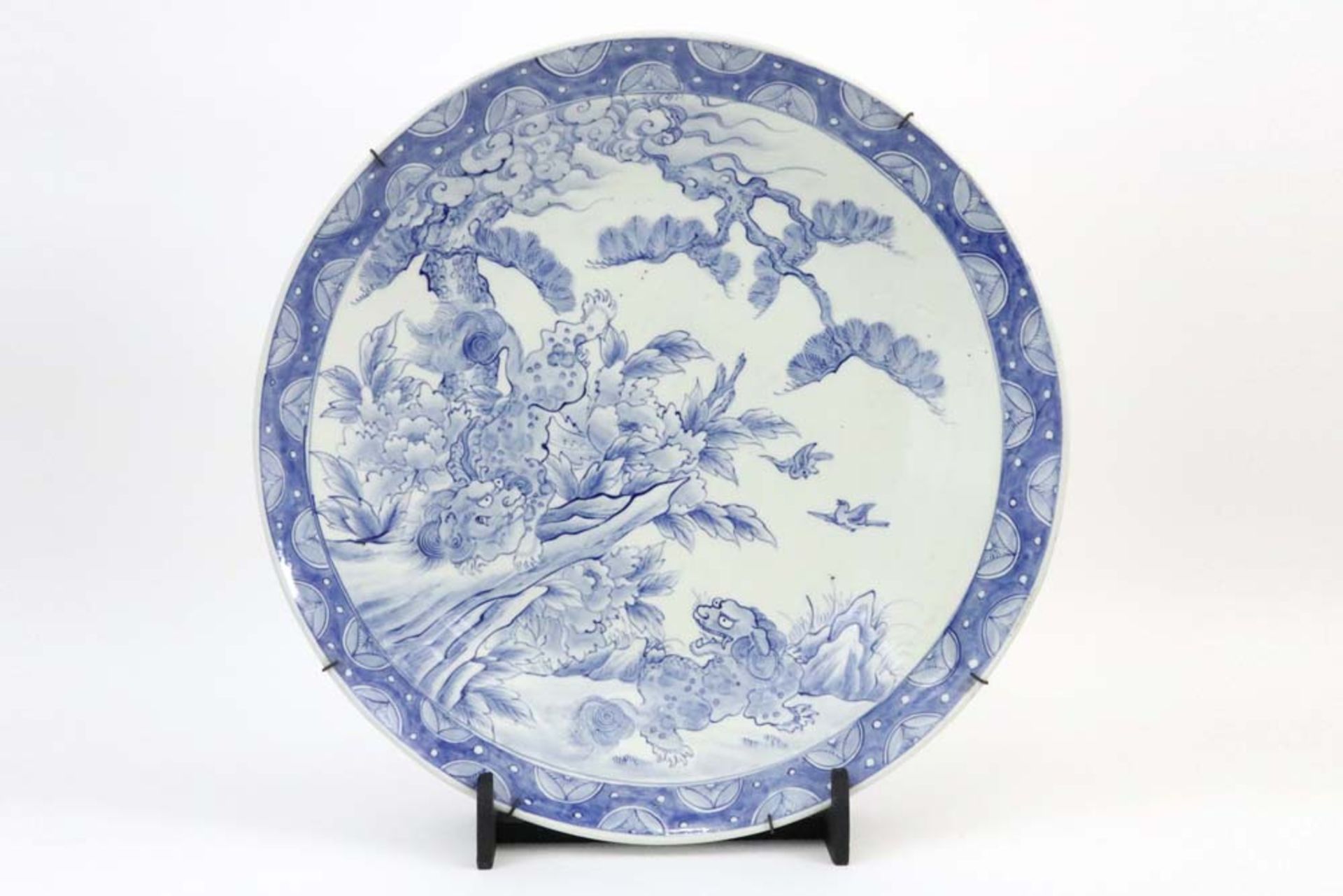 large 19th Cent. Japanese porcelain with a blue-white decor with two temple lions || Grote