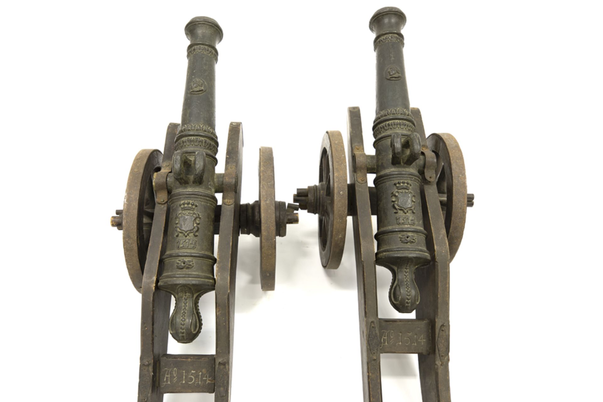 pair of antique bronze 16th Cent. style miniature canons each on their charriot in wood || Paar - Image 3 of 4