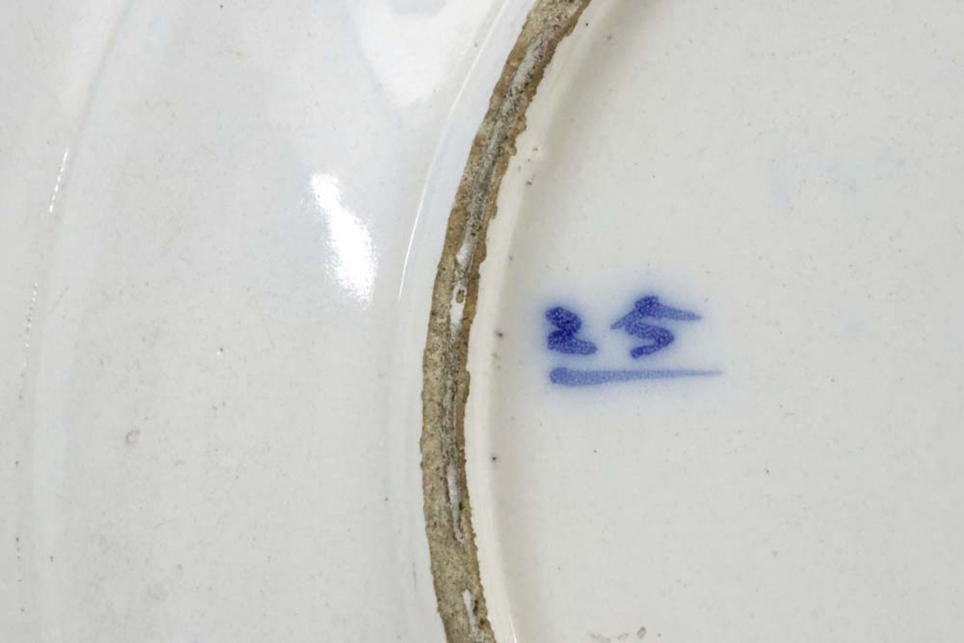 18th Cent. dish in ceramic (marked "25") with a blue-white decor || Achttiende eeuwse schaal in - Image 3 of 3