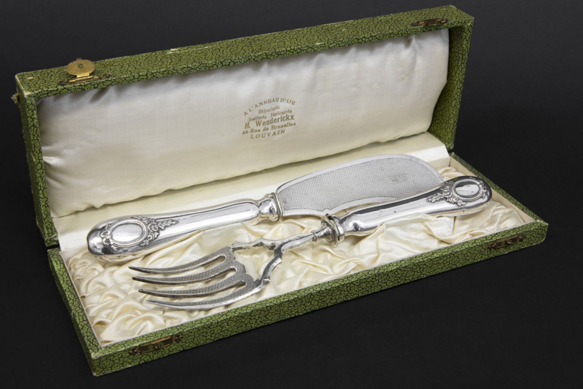 antique set of meat cutlery in its box || Antieke tafelset voor vlees in hotelzilver - met etui