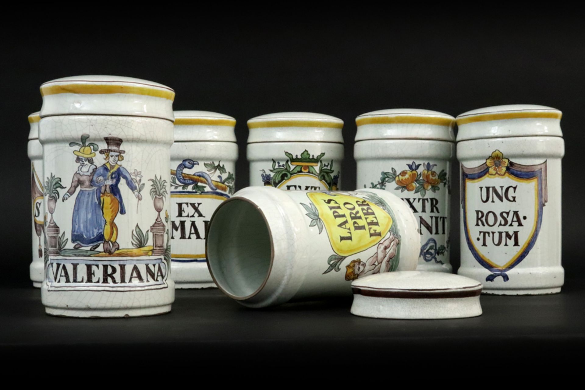 series of seven probably Italian pharmaceutical jars in ceramic with painted decors || Reeks van - Bild 2 aus 3