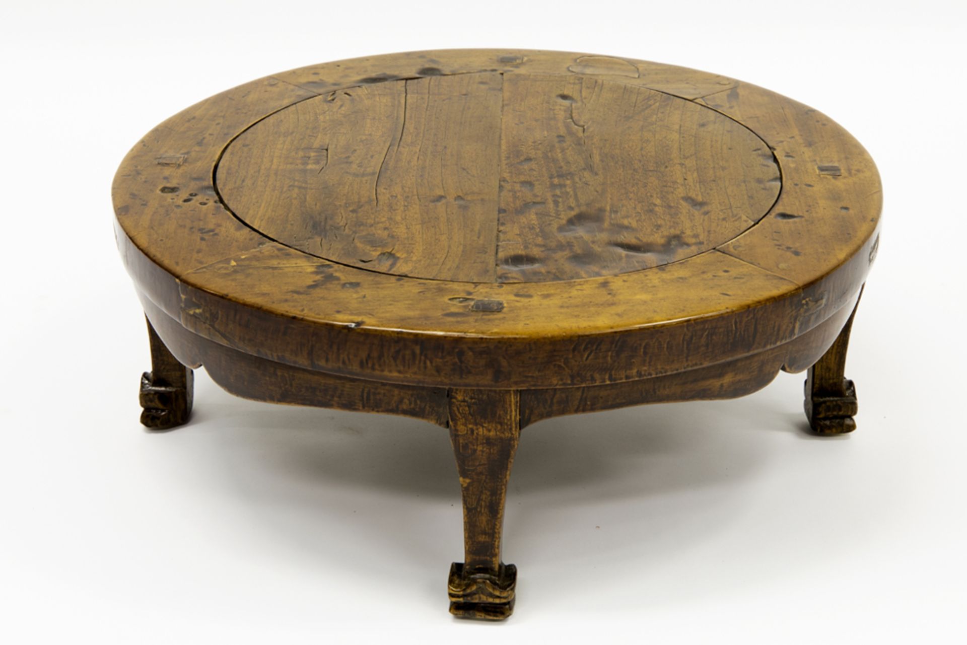 antique Chinese occasional table with a round top in fruitwood || Antieke Chinese bijzettafel met - Bild 2 aus 2