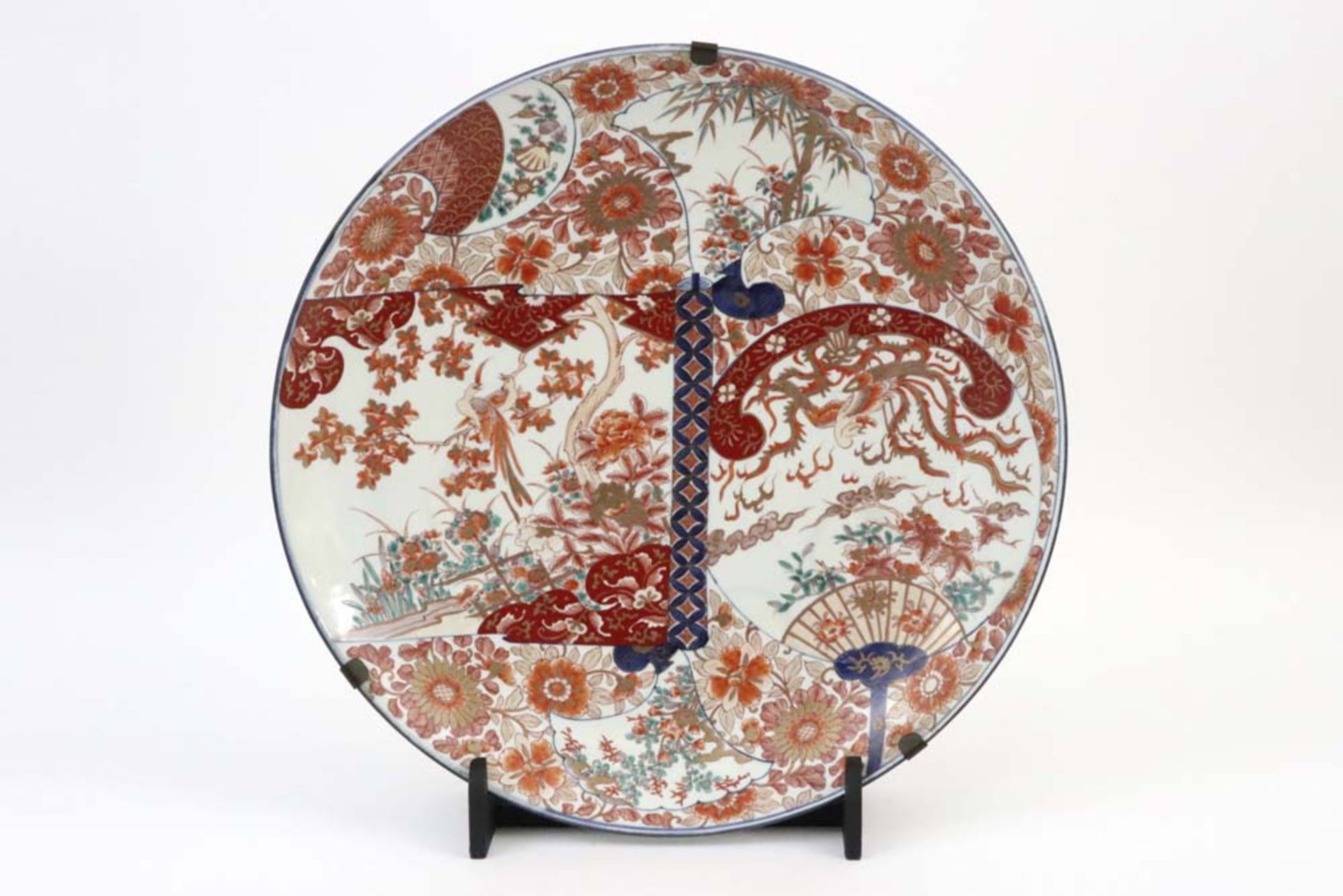 pair of large 19th Cent. round dishes in porcelain with Imari decor || Paar negentiende eeuwse grote - Bild 3 aus 6