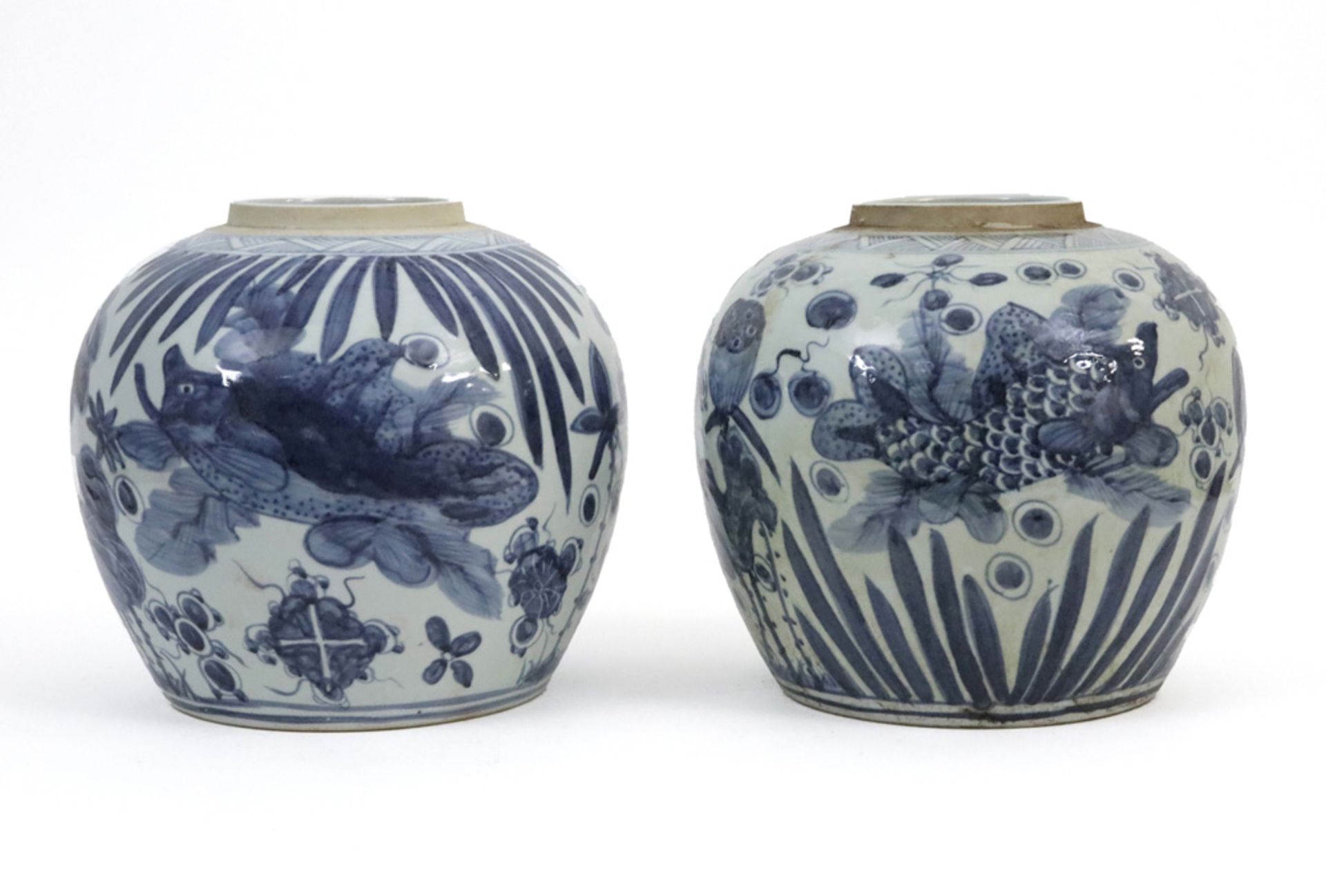 pair of Chinese ginger jars in porcelain with a blue-white decor || Paar Chinese gemberpotten in - Bild 2 aus 4