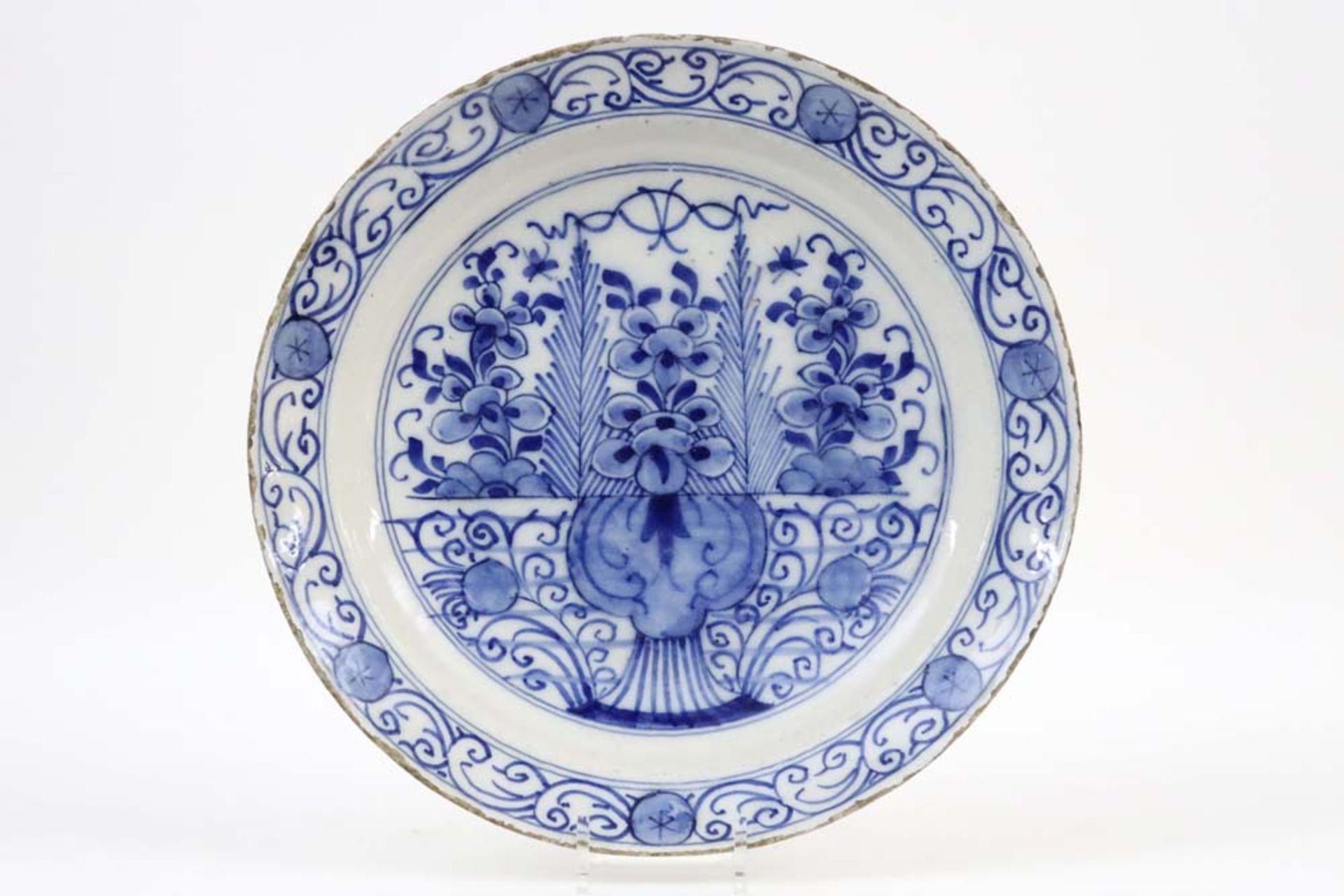18th Cent. dish in ceramic (marked "25") with a blue-white decor || Achttiende eeuwse schaal in