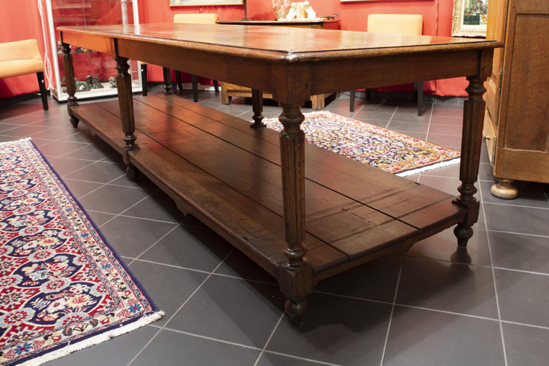 19th Cent English shop's / studio work table in oak with six fluted legs || Negentiende eeuwse - Bild 2 aus 2