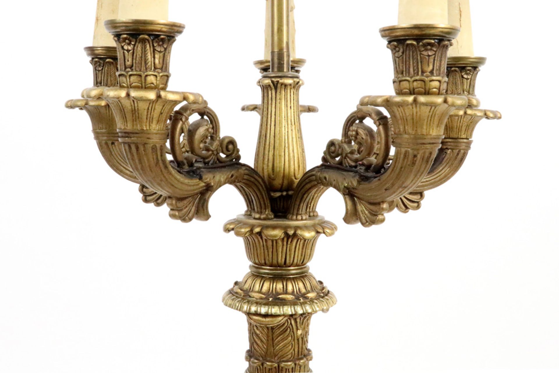 lamp with an 'antique' Empire style candelabra in gilded bronze on a marble base || Schemerlamp - Image 3 of 4