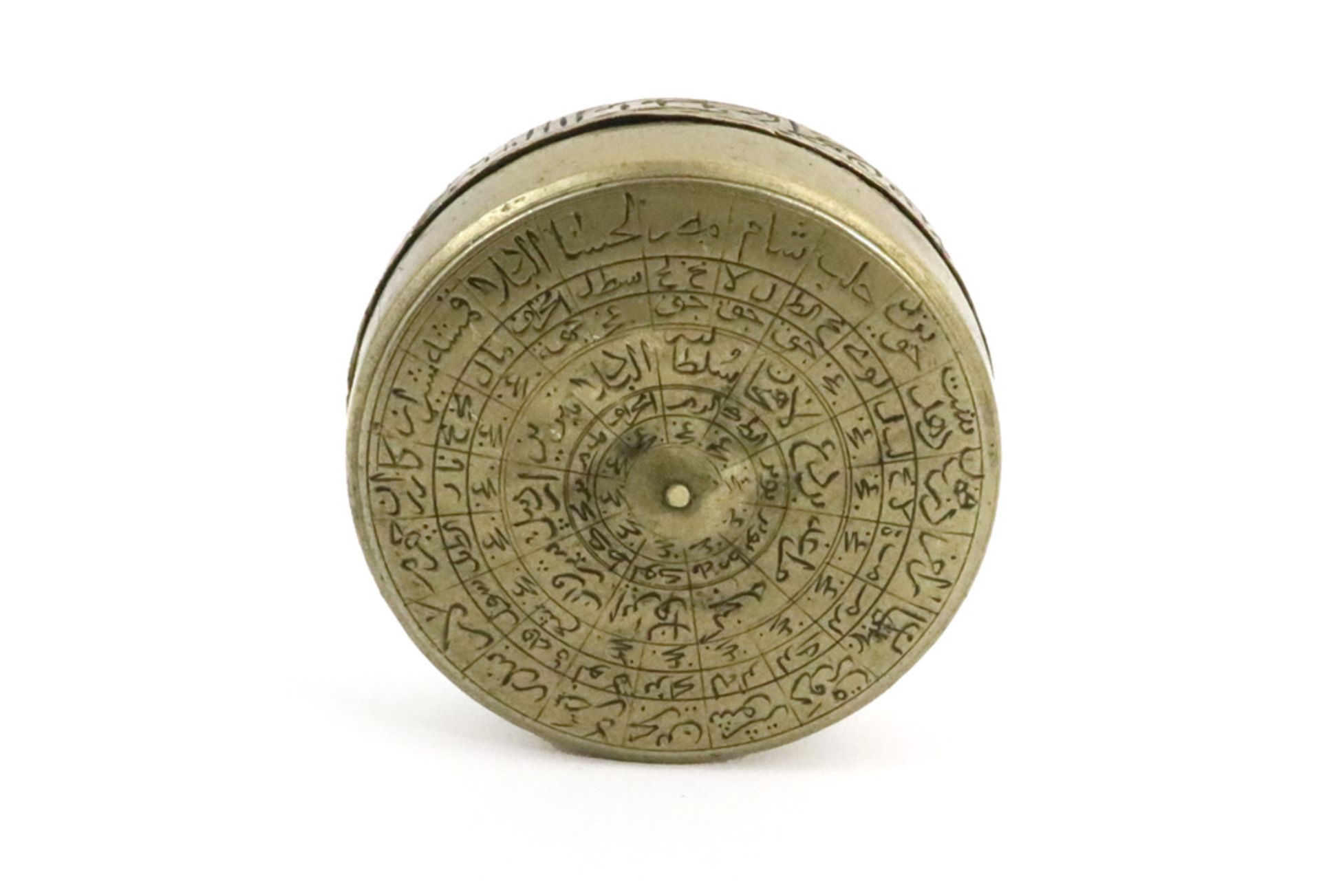 antique Persian compass with its lid in brass with finely engraved indications to know the direction - Bild 3 aus 4