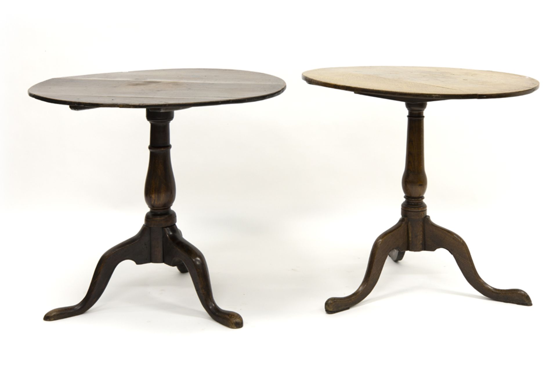 two 18th Cent. English tip up tables in oak || Lot van twee achttiende eeuwse Engelse bijzettafels