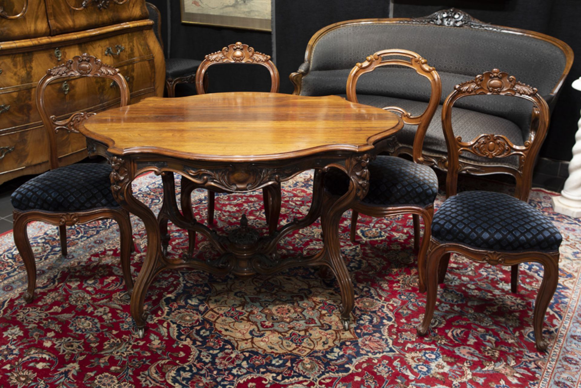 19th Cent. set of a rose-wood table and four mahogany chairs || Negentiende eeuwse set van - Bild 2 aus 3