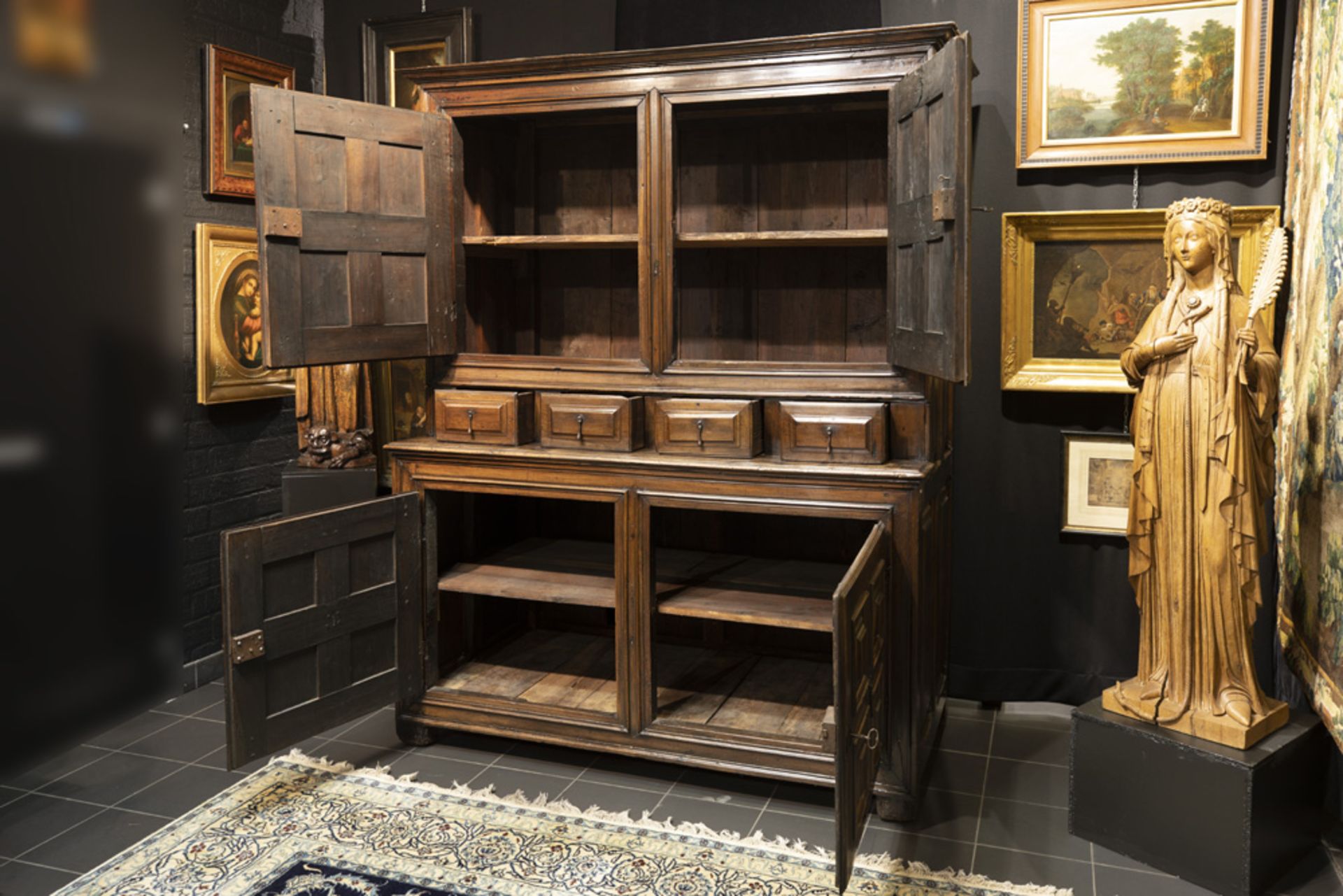 17th Cent. Italian cupboard in walnut with panels with typical "caissons" || ITALIË - 17° EEUW - Bild 2 aus 3