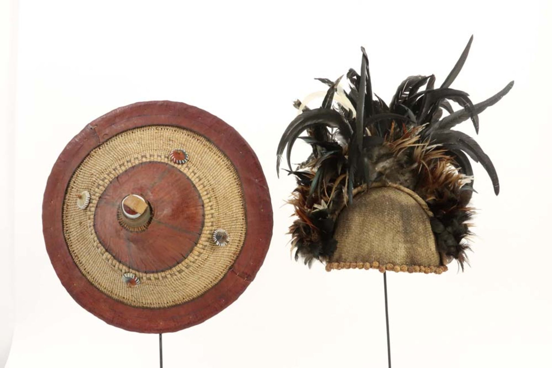 two tribal hats || Lot van twee tribale hoofddeksels : één in rotan en leder en één in - Bild 4 aus 4