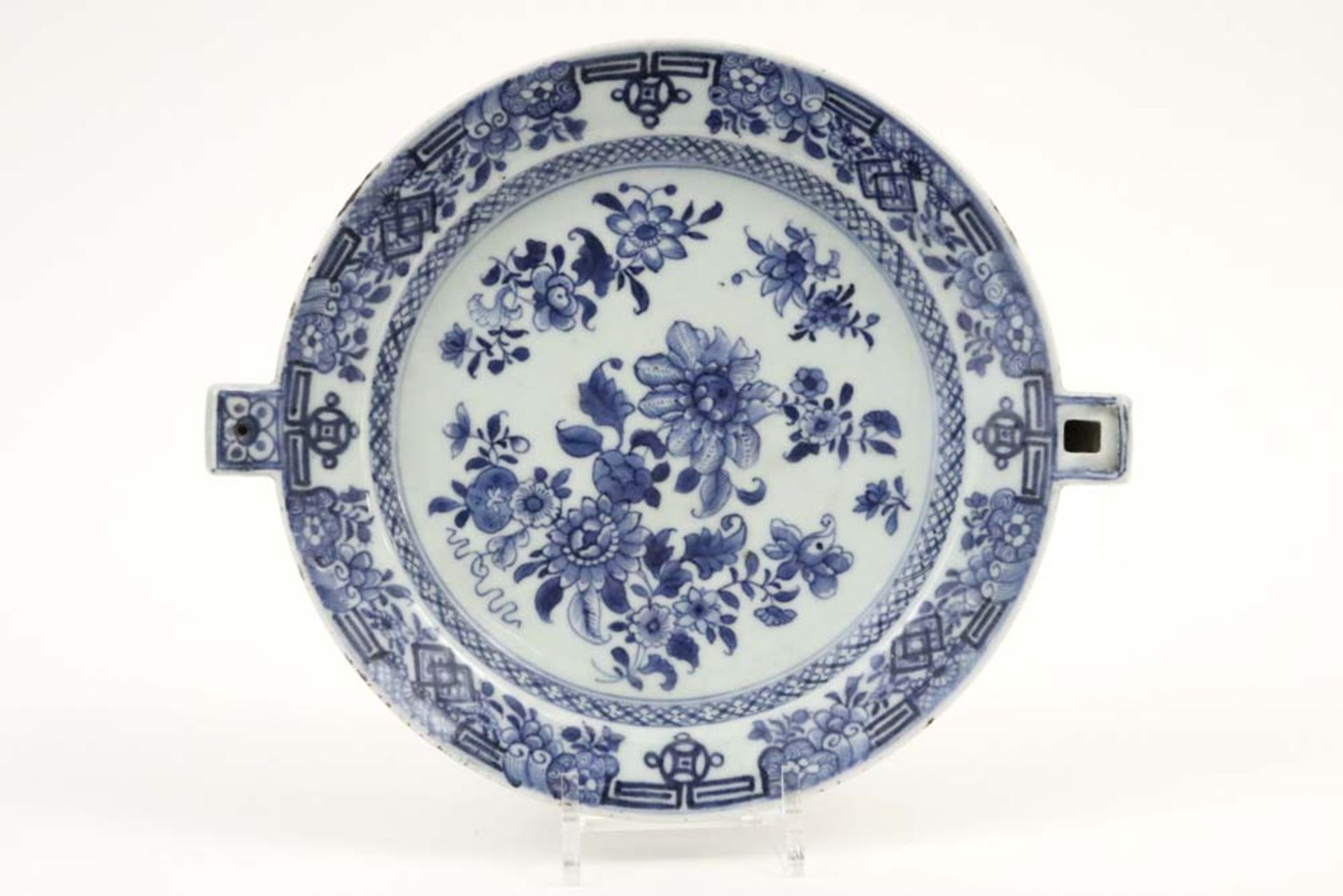 18th Cent. Chinese hot water dish in porcelain with a blue-white decor with flowers || Achttiende