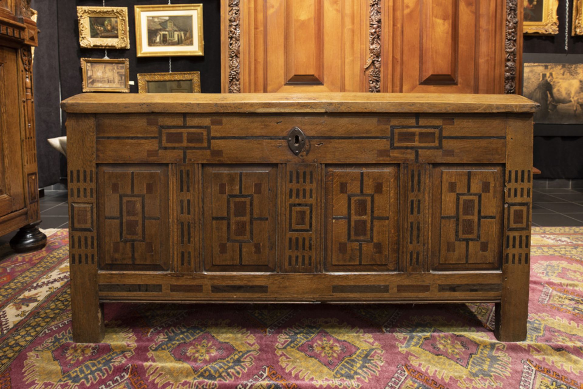 18th Cent. Dutch chest in oak with inlay || Achttiende eeuwse Zeeuwse koffer in blonde eik met front - Image 4 of 4