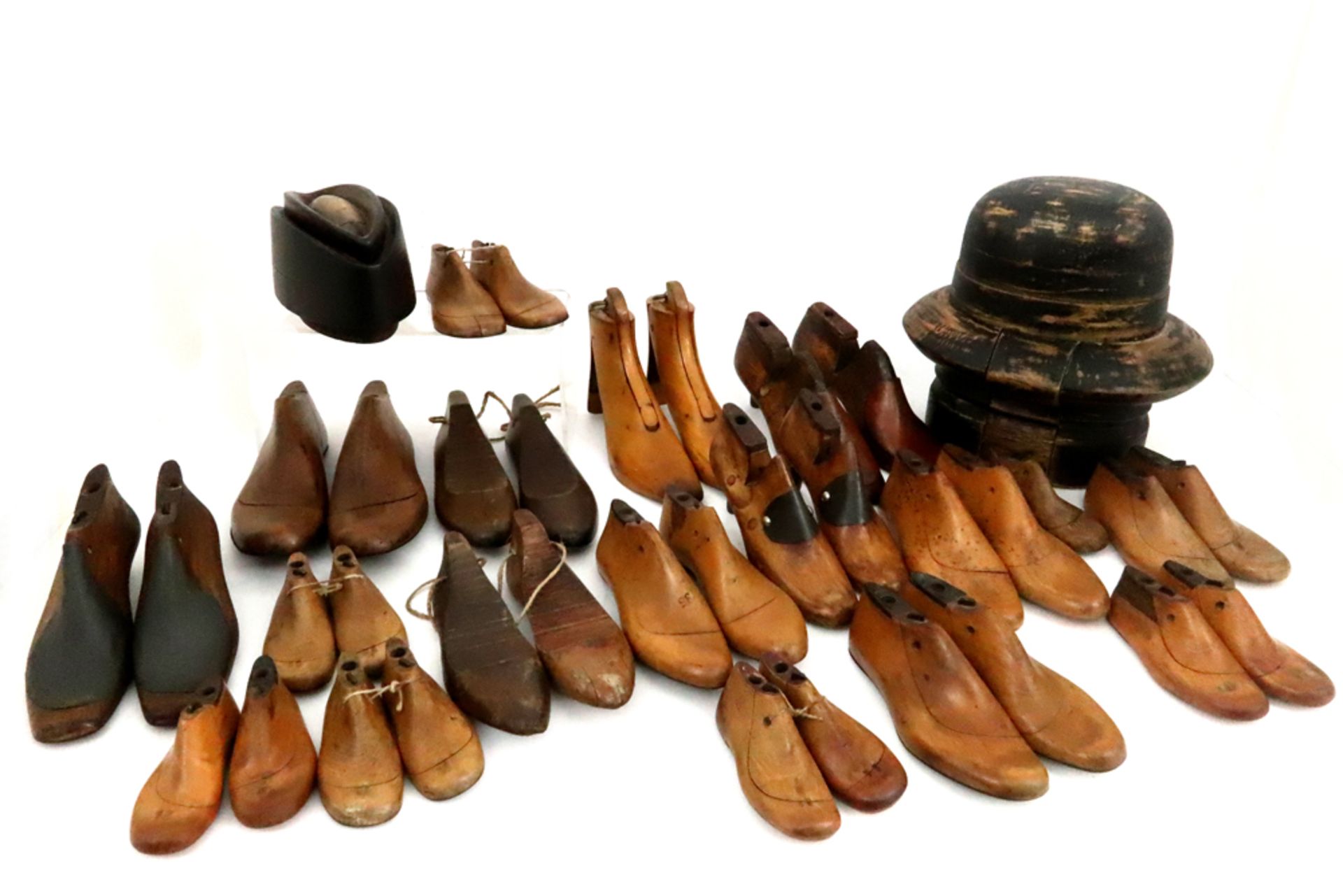 collection of wooden items (shoes, hat molds, ...) || Collectie houten voorwerpen waaronder