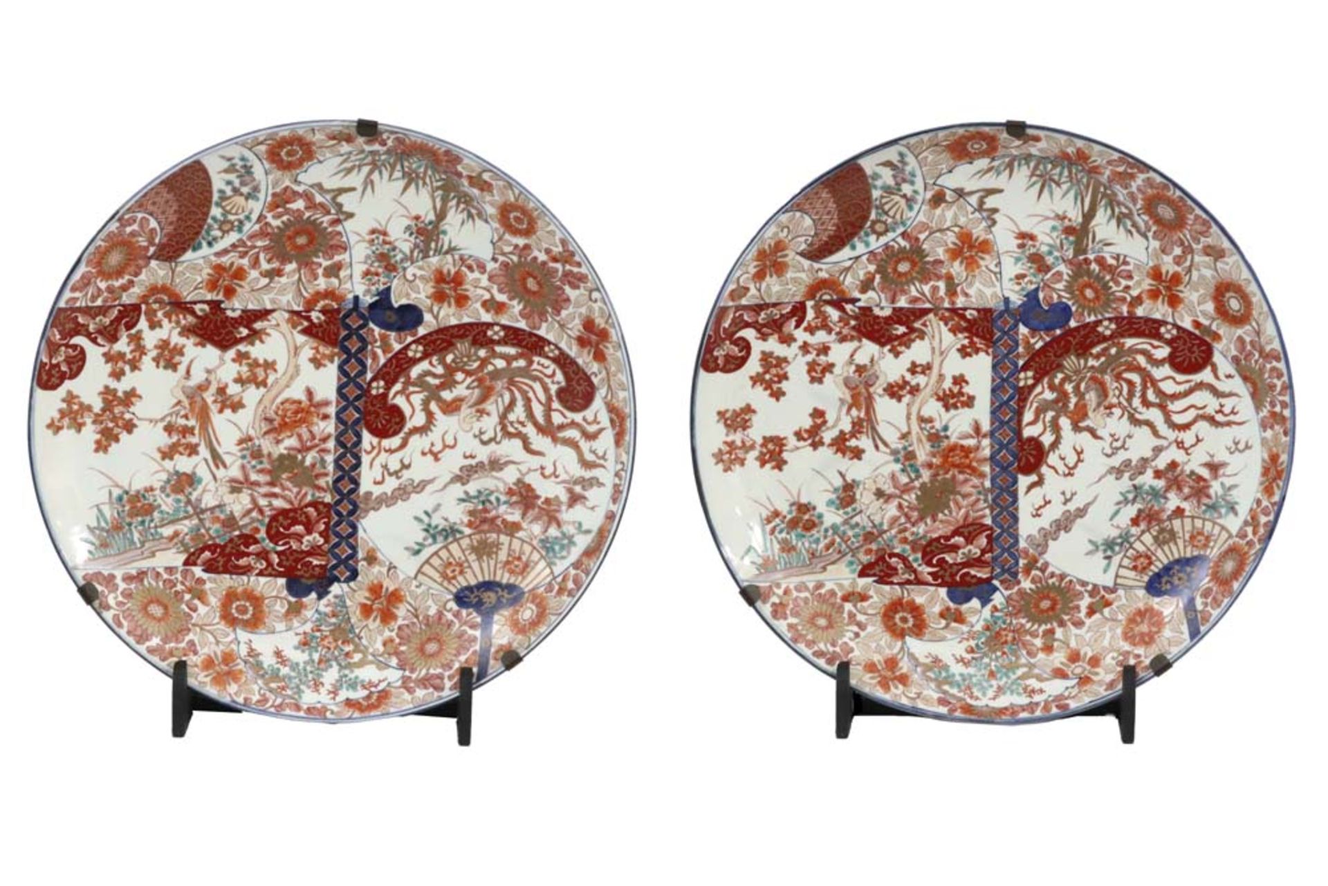 pair of large 19th Cent. round dishes in porcelain with Imari decor || Paar negentiende eeuwse grote