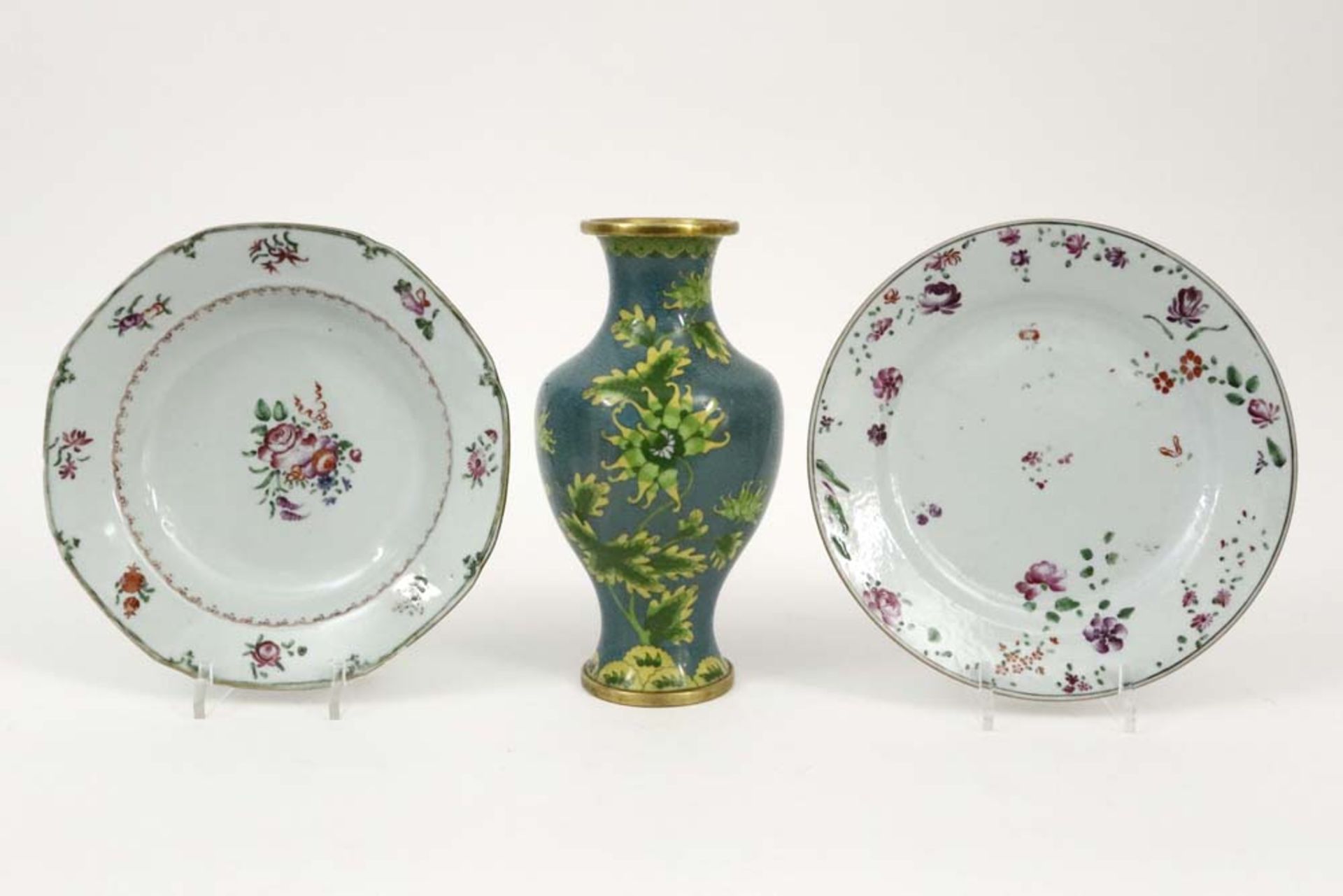 Chinese cloisonné vase and two 18th Cent. Chinese plates in porcelain || Lot van een Chinese vaas in