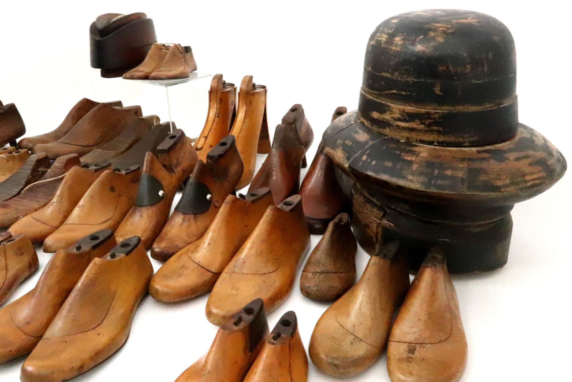 collection of wooden items (shoes, hat molds, ...) || Collectie houten voorwerpen waaronder - Image 3 of 4