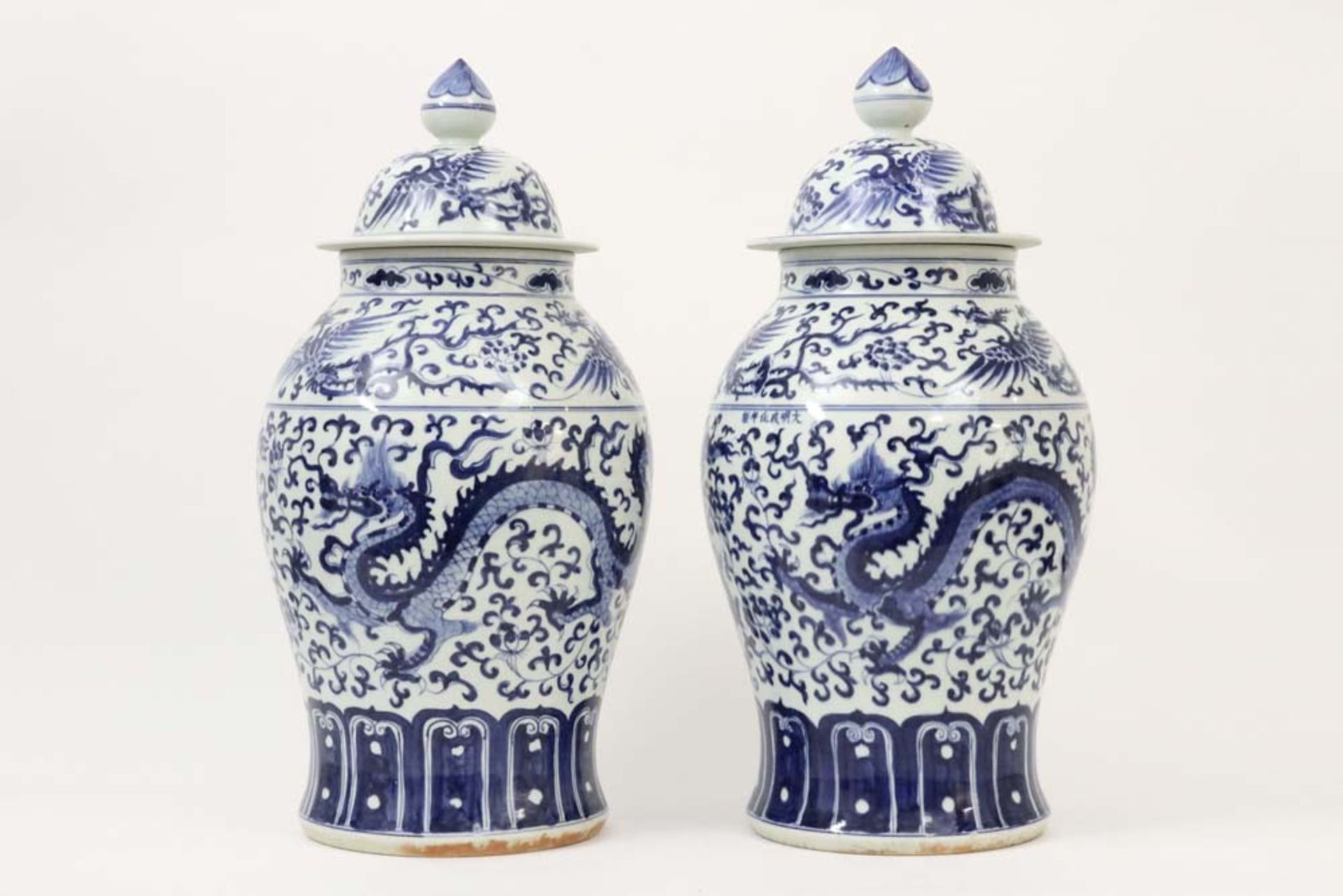 pair of Chinese lidded vases in porcelain with a blue-white decor || Paar 20ste eeuwse Chinese