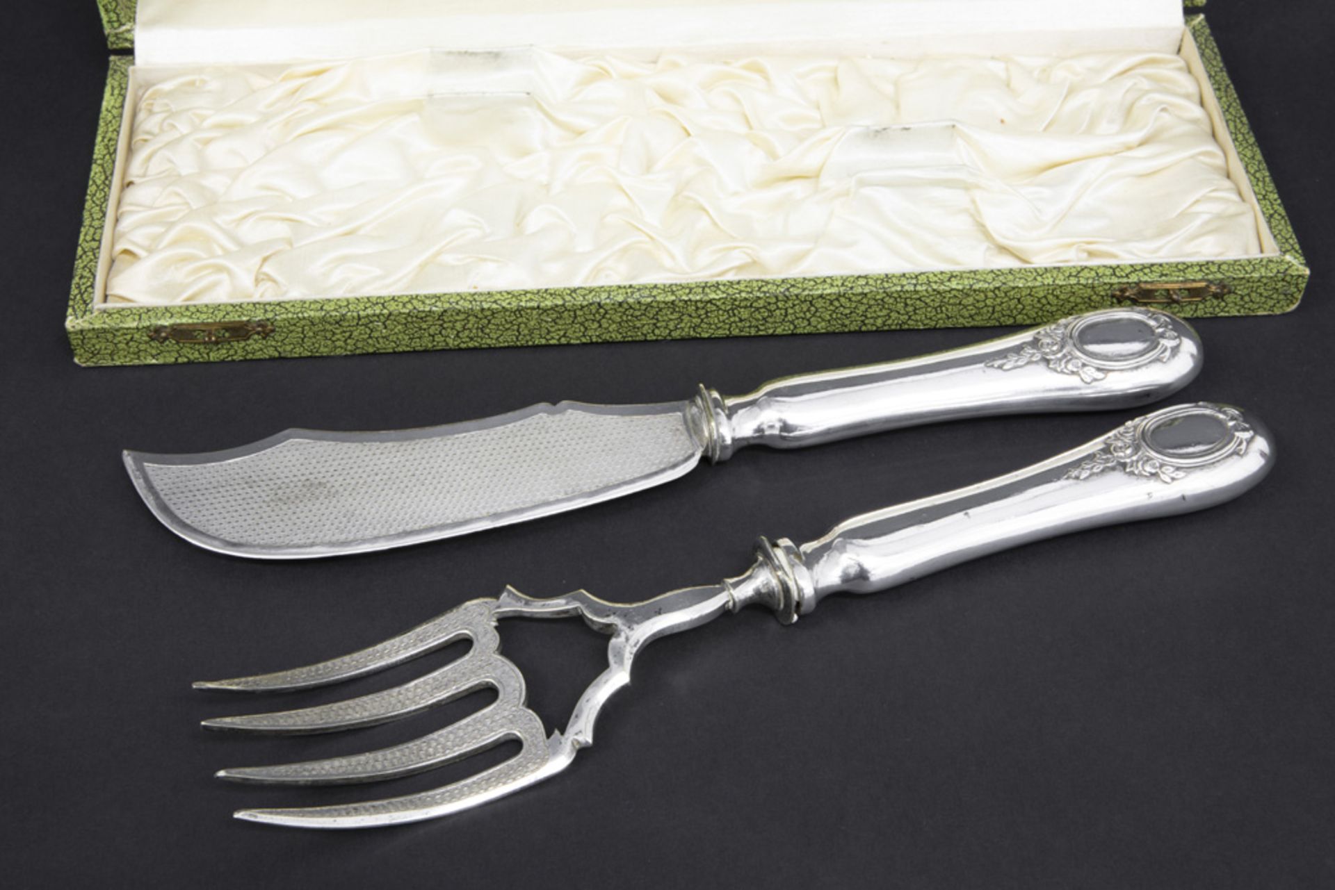 antique set of meat cutlery in its box || Antieke tafelset voor vlees in hotelzilver - met etui - Bild 2 aus 2