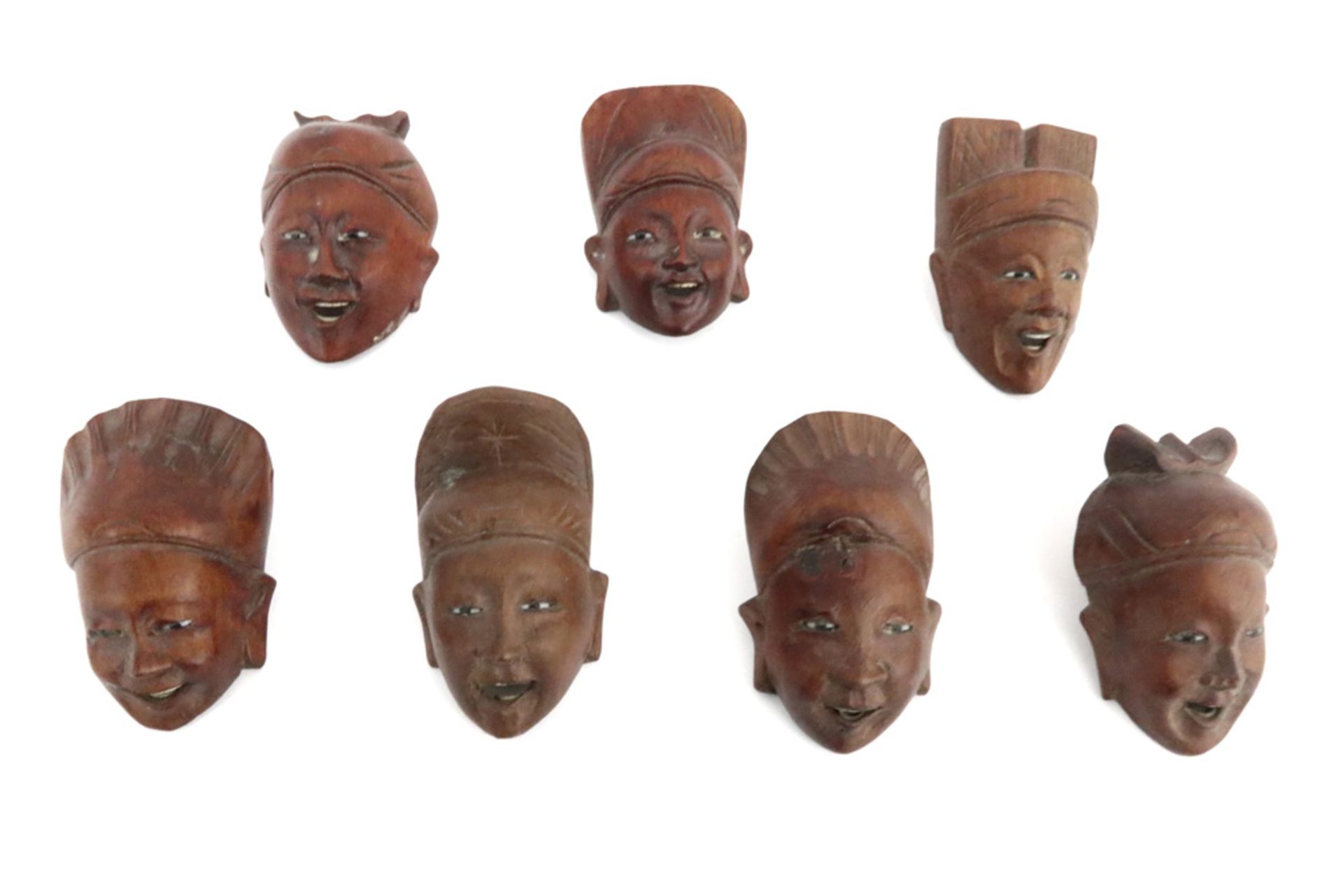 various items amongst which 7 small wooden masks || Zeven Japanse houten kopjes - hoogte : ca 6 cm - Bild 2 aus 2