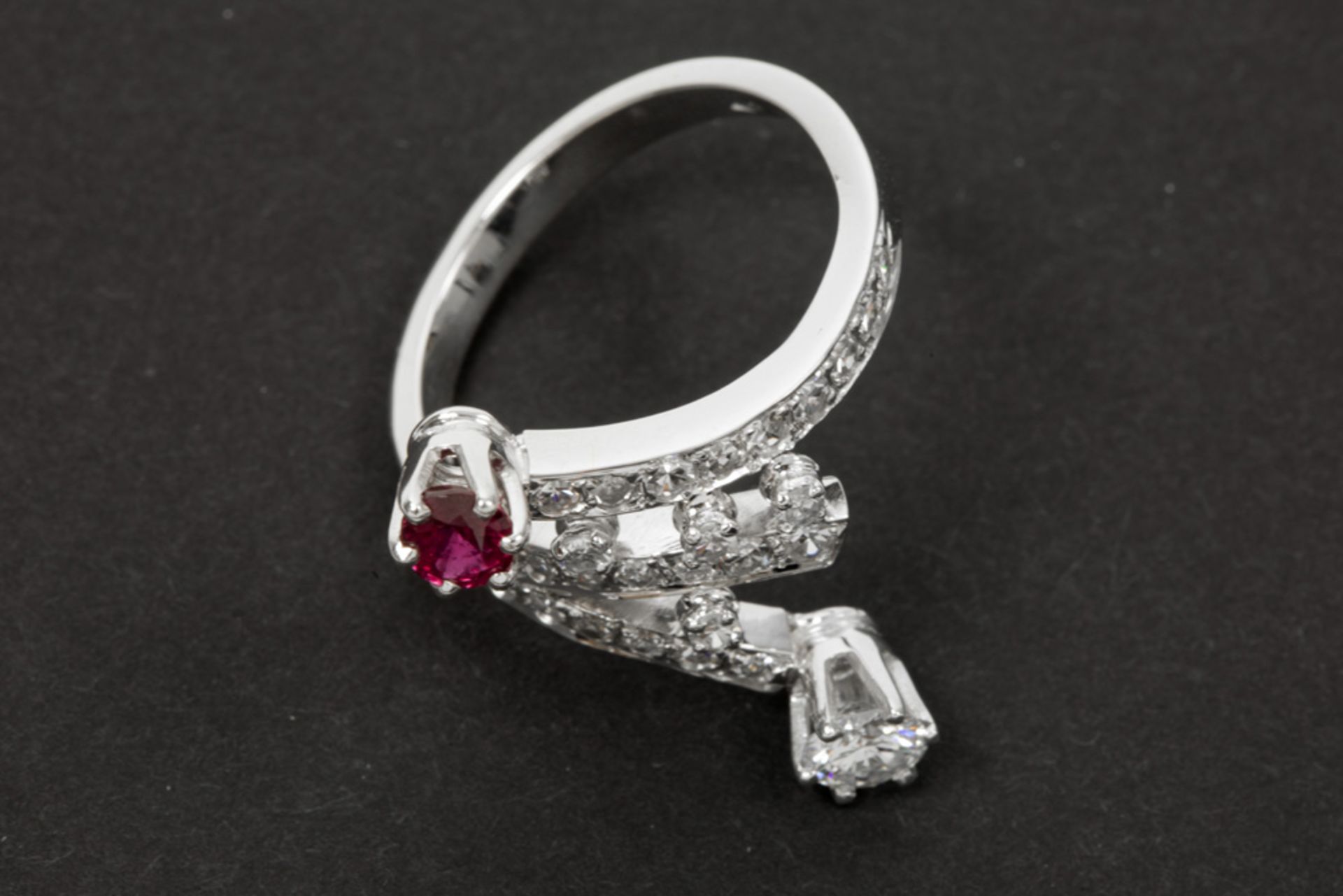 ring in white gold (18 carat) with a ca 0,45 carat ruby, a 0,45 carat high quality brilliant cut - Image 2 of 2