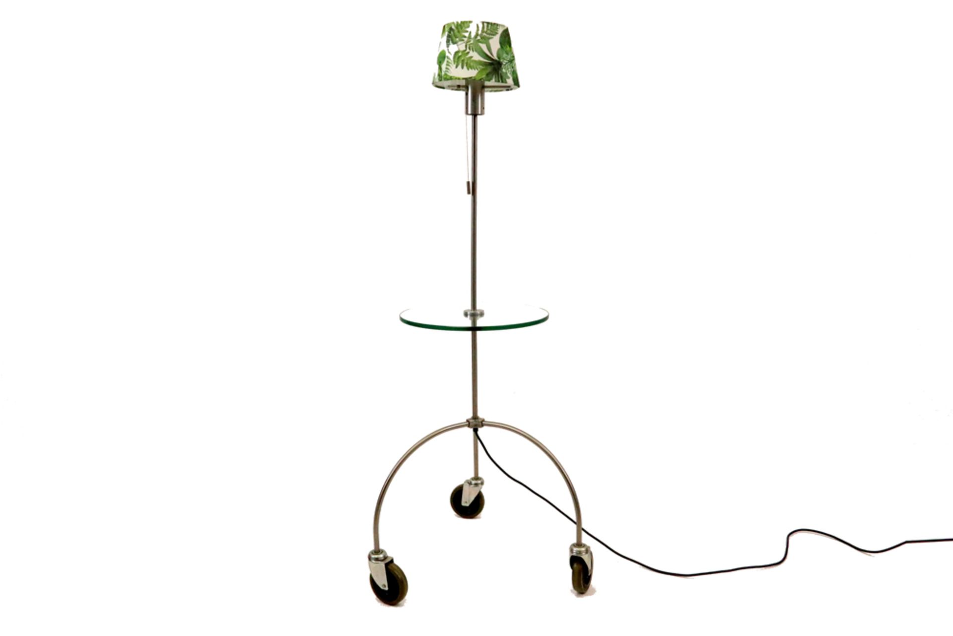 a Jan des Bouvrie design occasional table (with lamp)on wheels in glass and metal || JAN DES BOUVRIE
