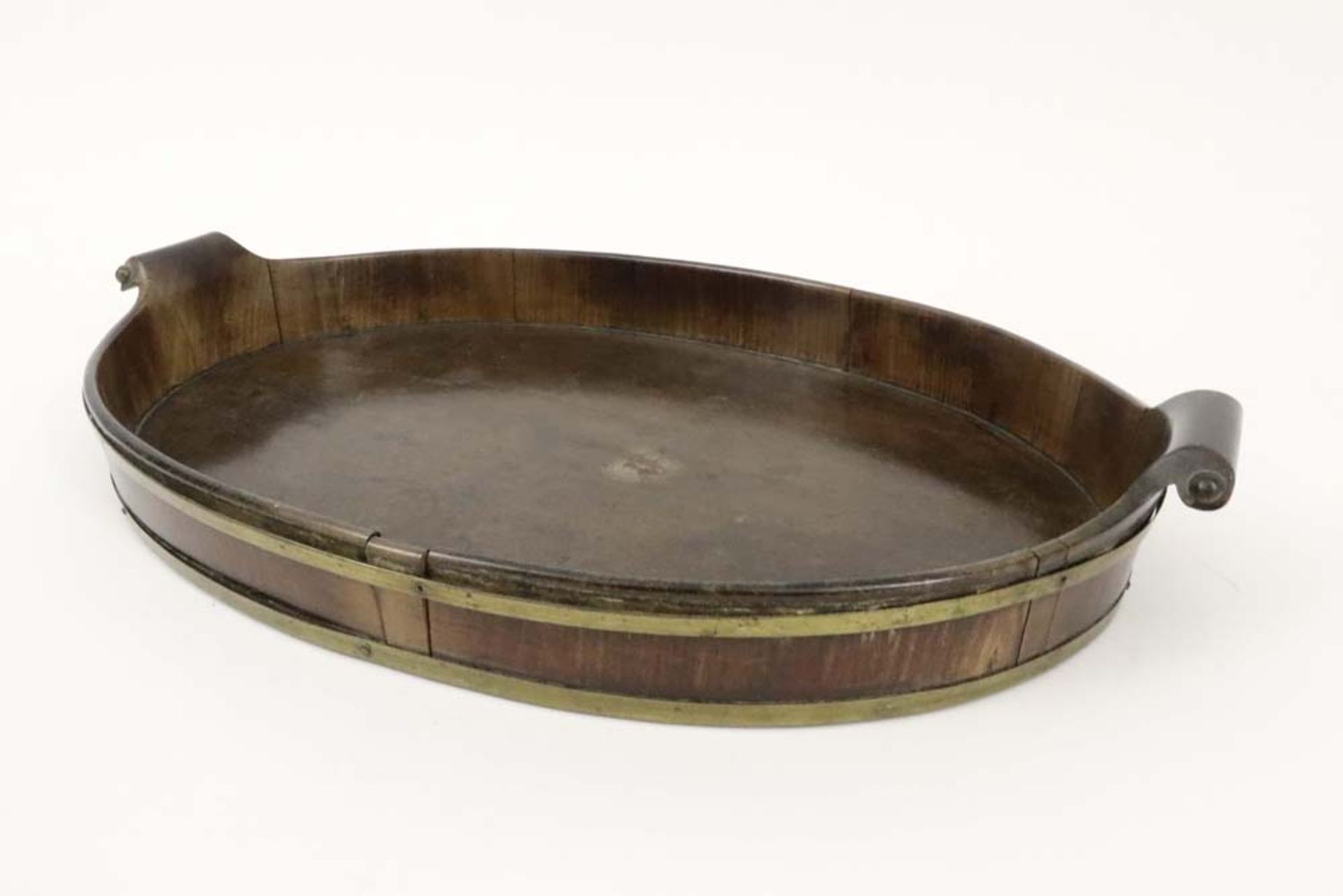 antique English oval tray in mahogany with brass banding || Antieke Engelse ovale plateau in