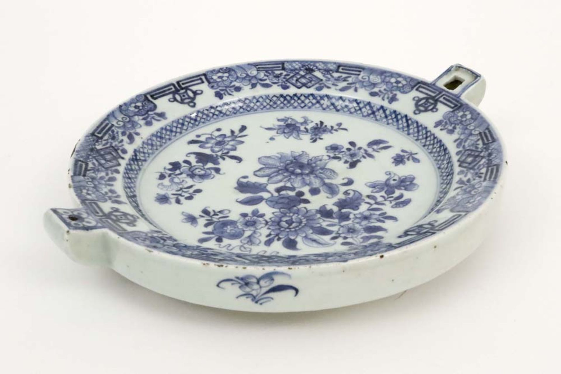 18th Cent. Chinese hot water dish in porcelain with a blue-white decor with flowers || Achttiende - Image 3 of 3