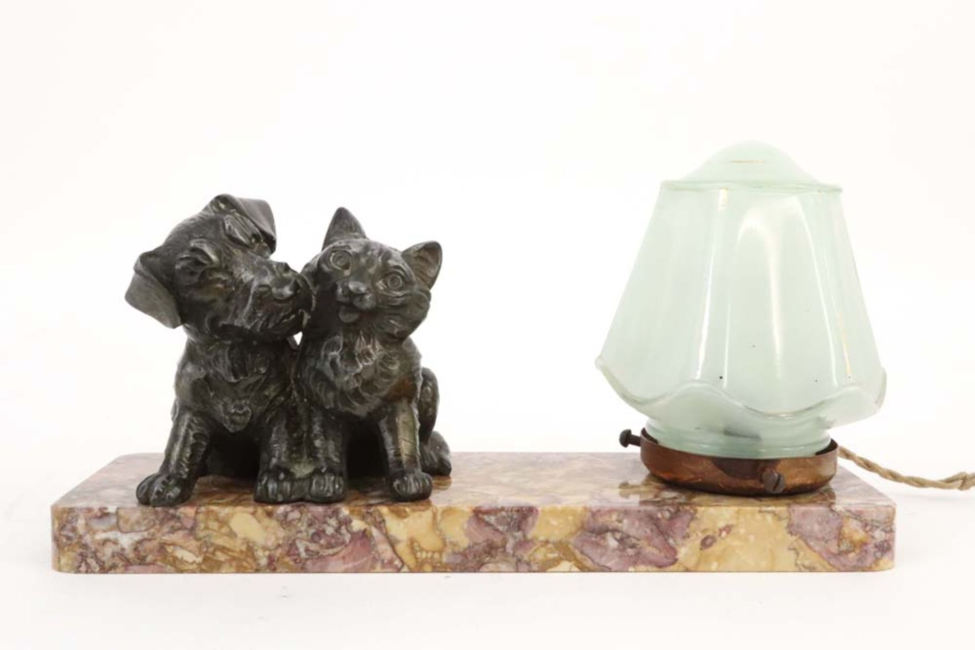 forties' lamp with a sculpture of a cat and dog near a lantern on a marble base || Forties' lamp met