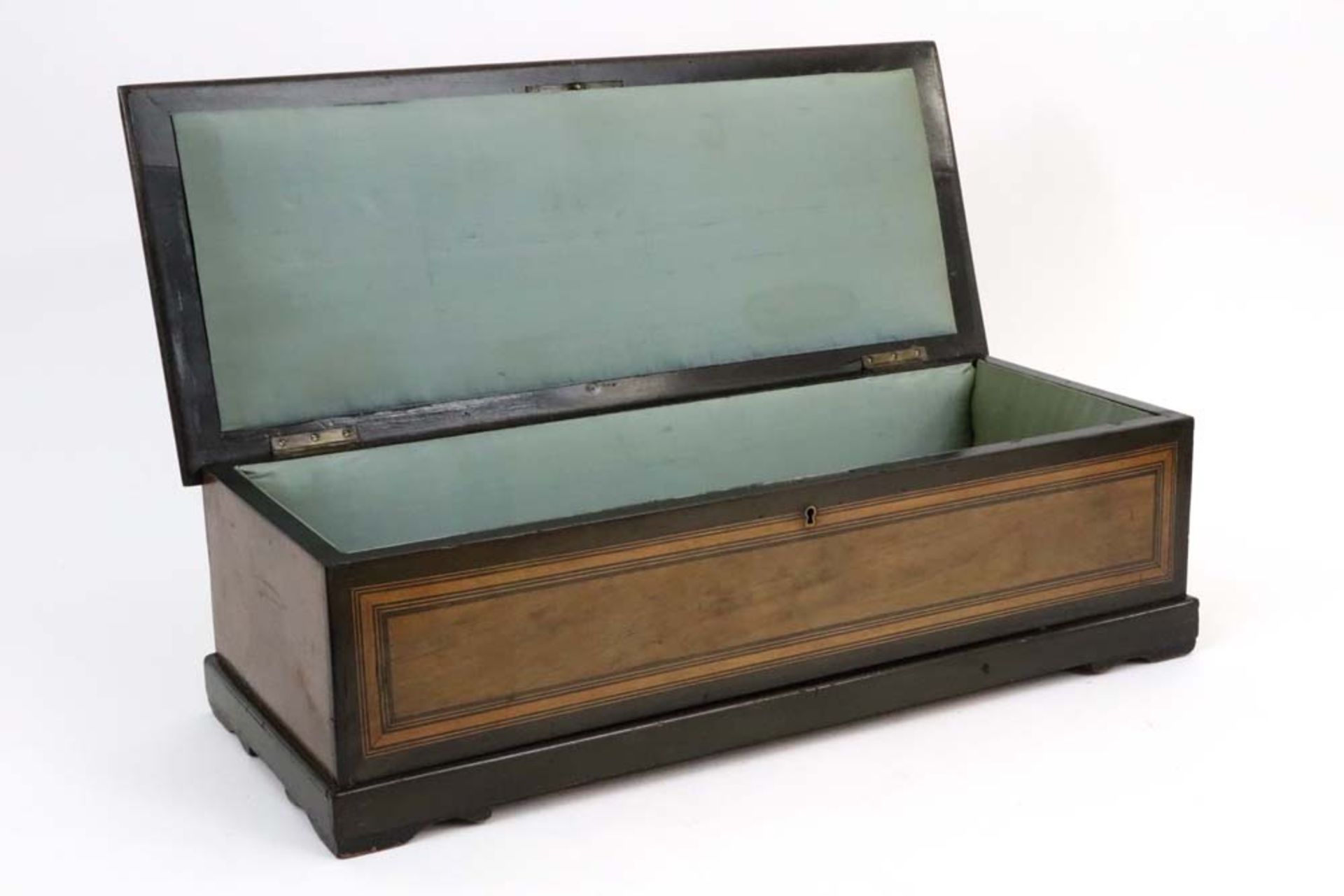 antique box in walnut with lid with marquetry decor || Antieke kist in notelaar met het deksel - Image 2 of 3